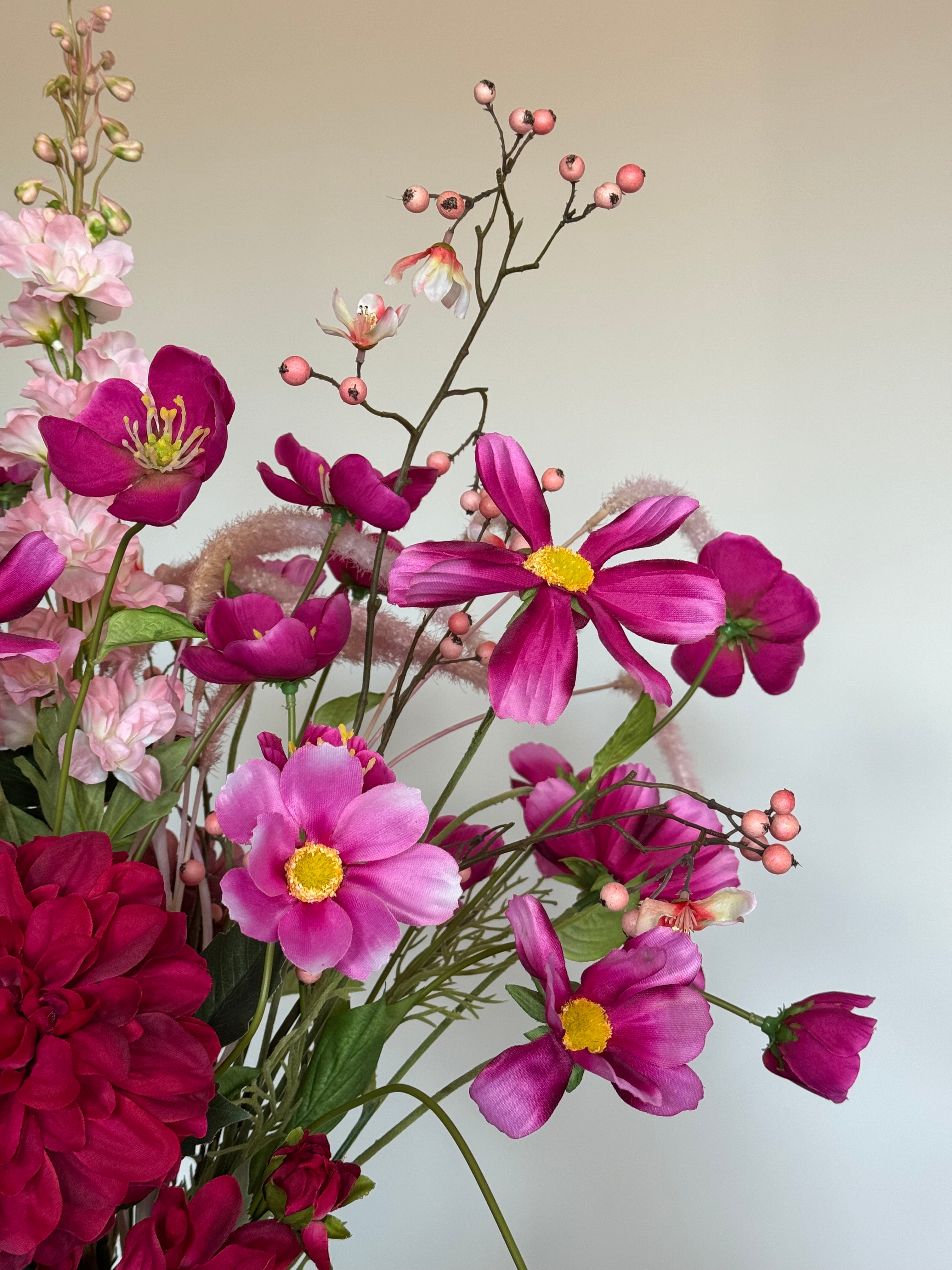 Zijden bloemen boeket, donkerroze, hotel chique, silk ka bessentakken