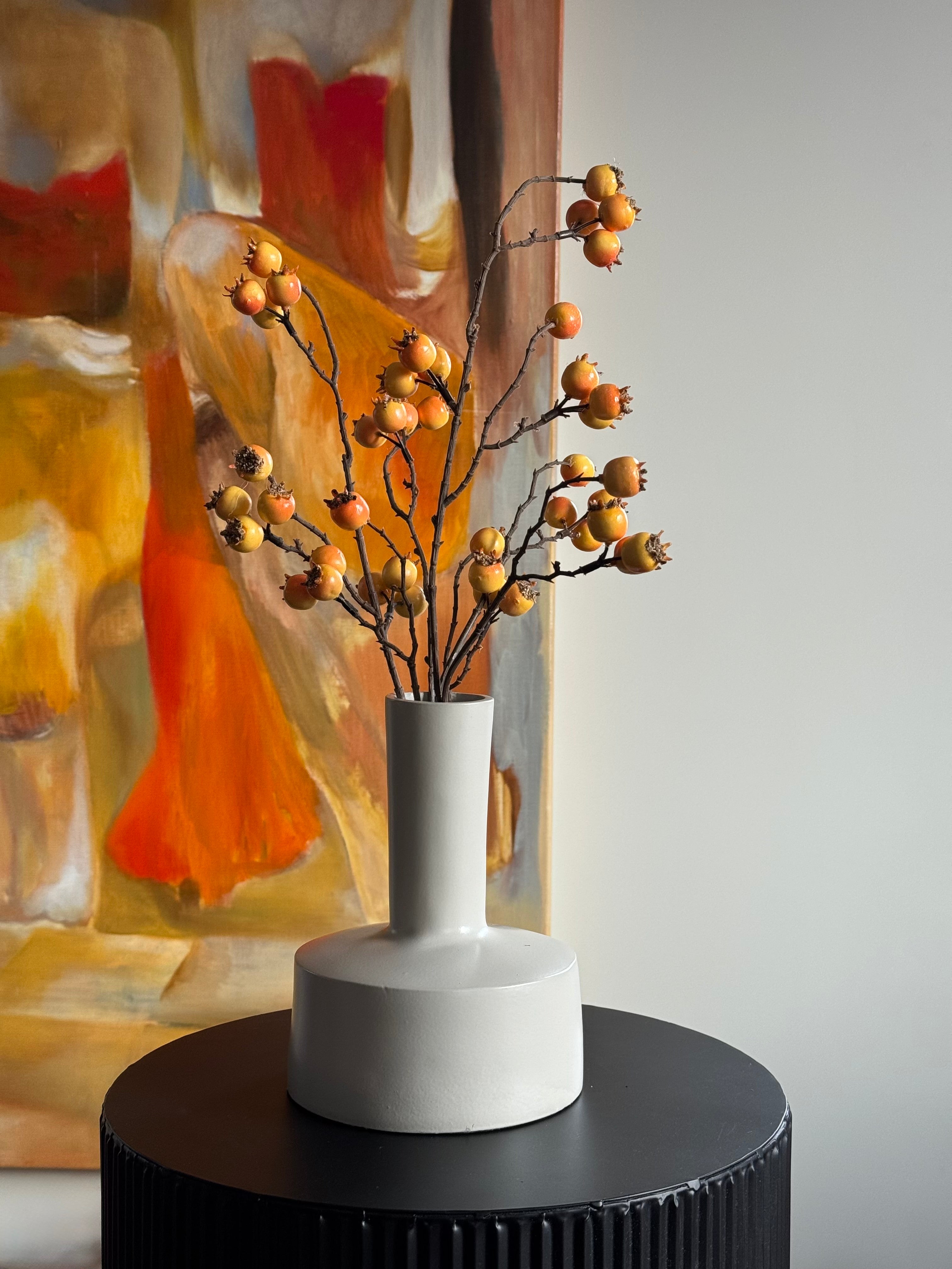 Ivory vaas met oranje bessentak