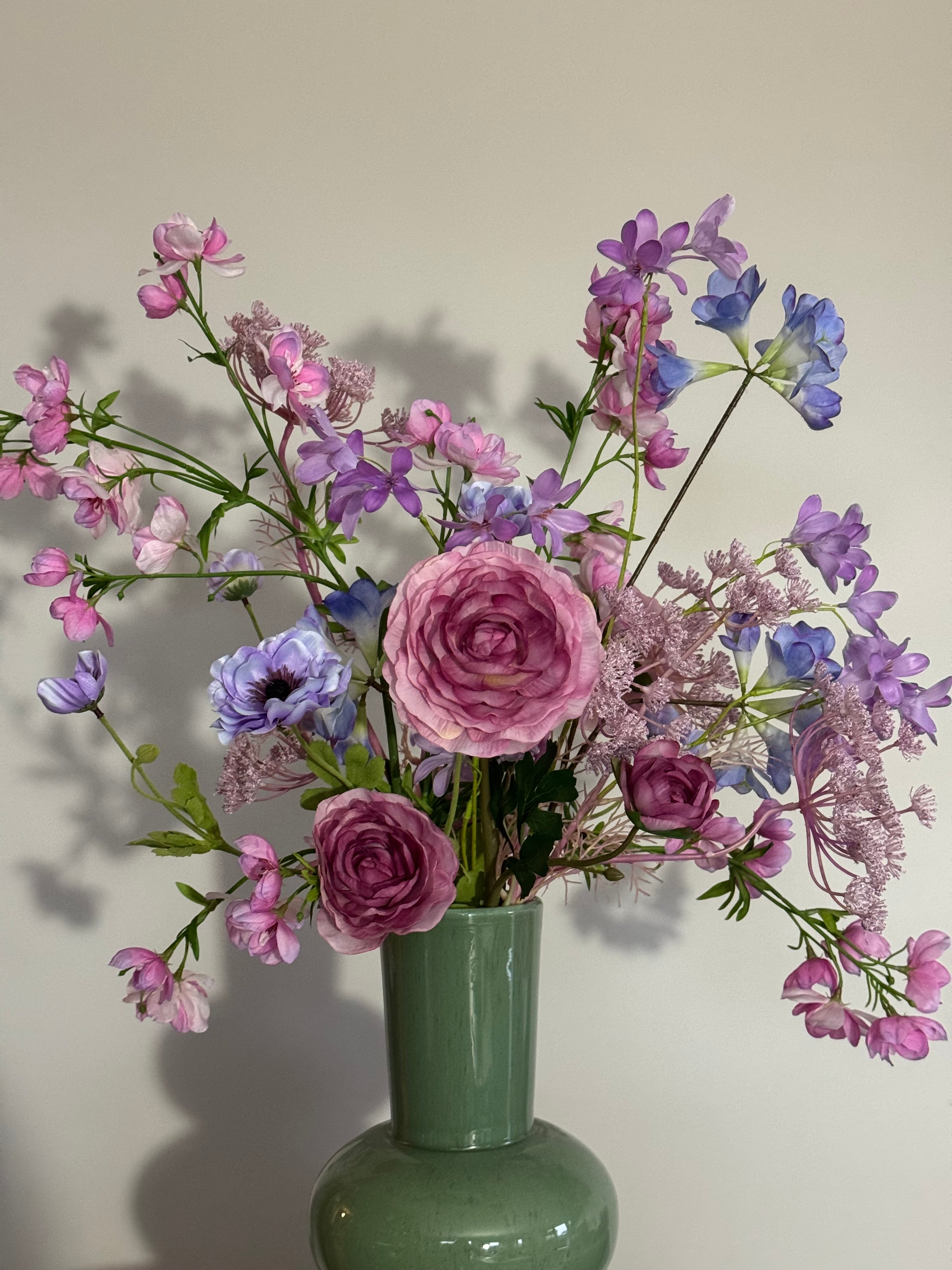 Kunstboeket in paars roze met grote vaas - veldboeket