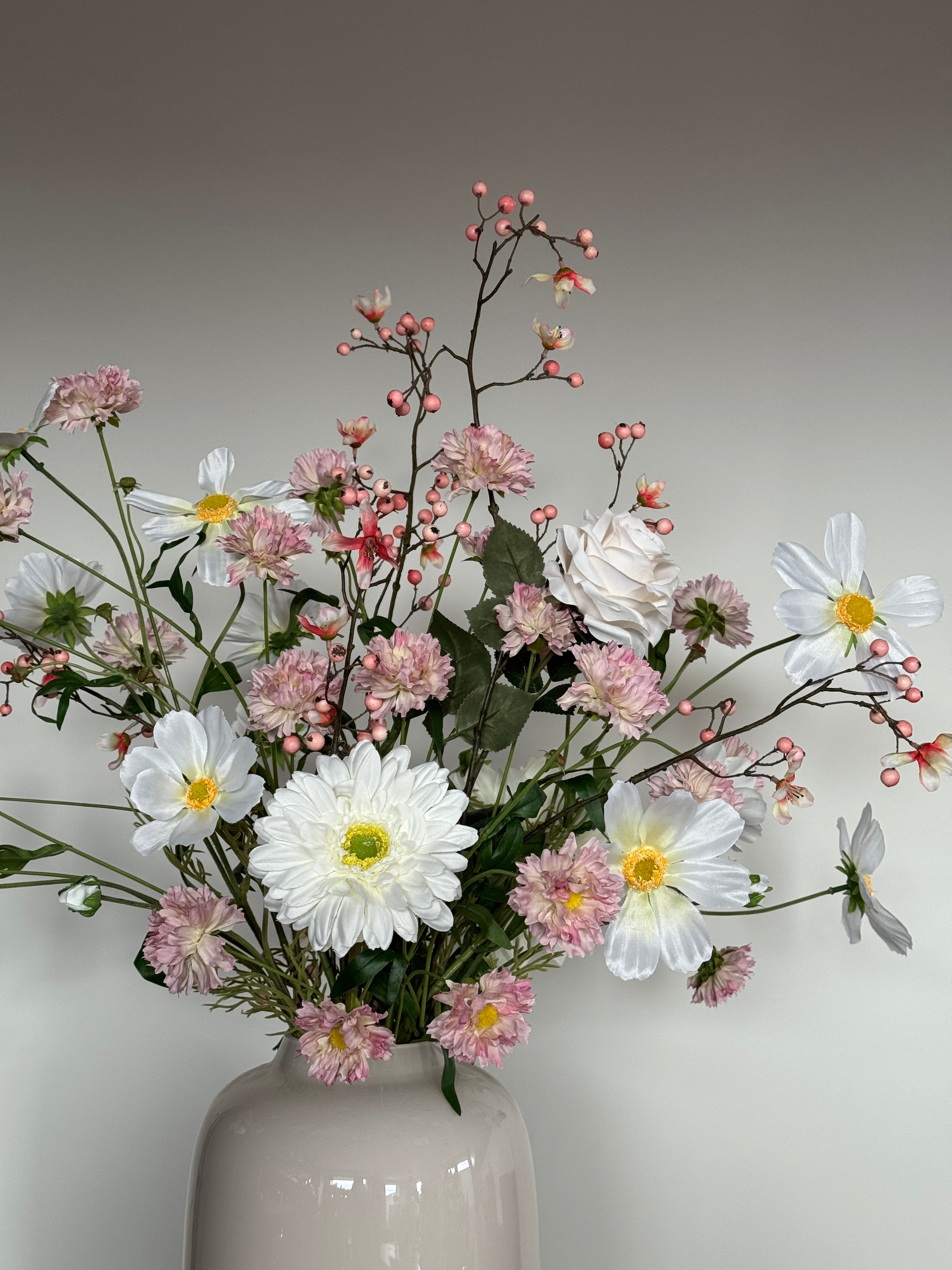 Zijden veldboeket, wit roze, silk ka bessentakken