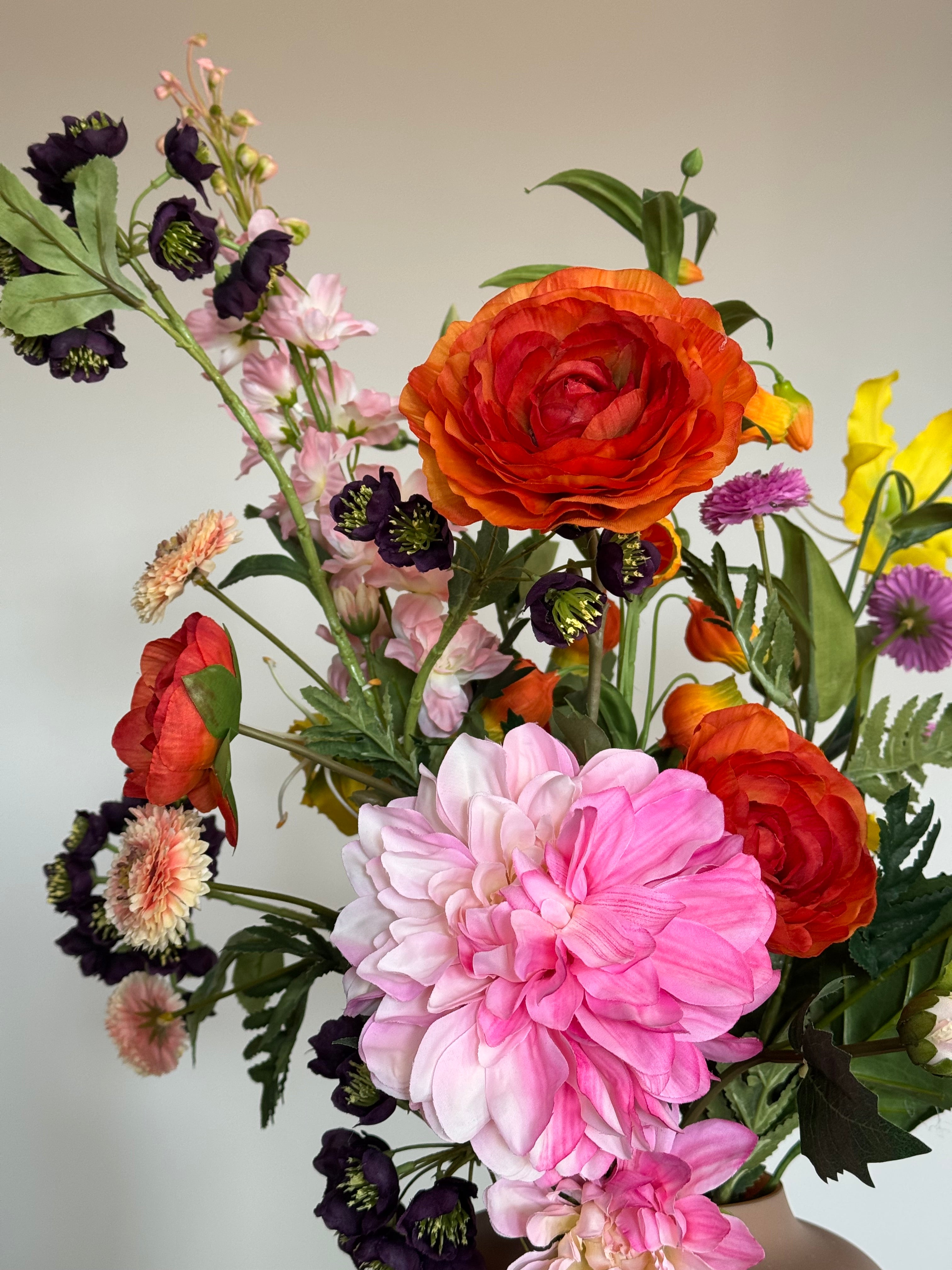 Zijden boeket, bonte kleuren, sandersonia, gloriosa, ranonkel, dahlia