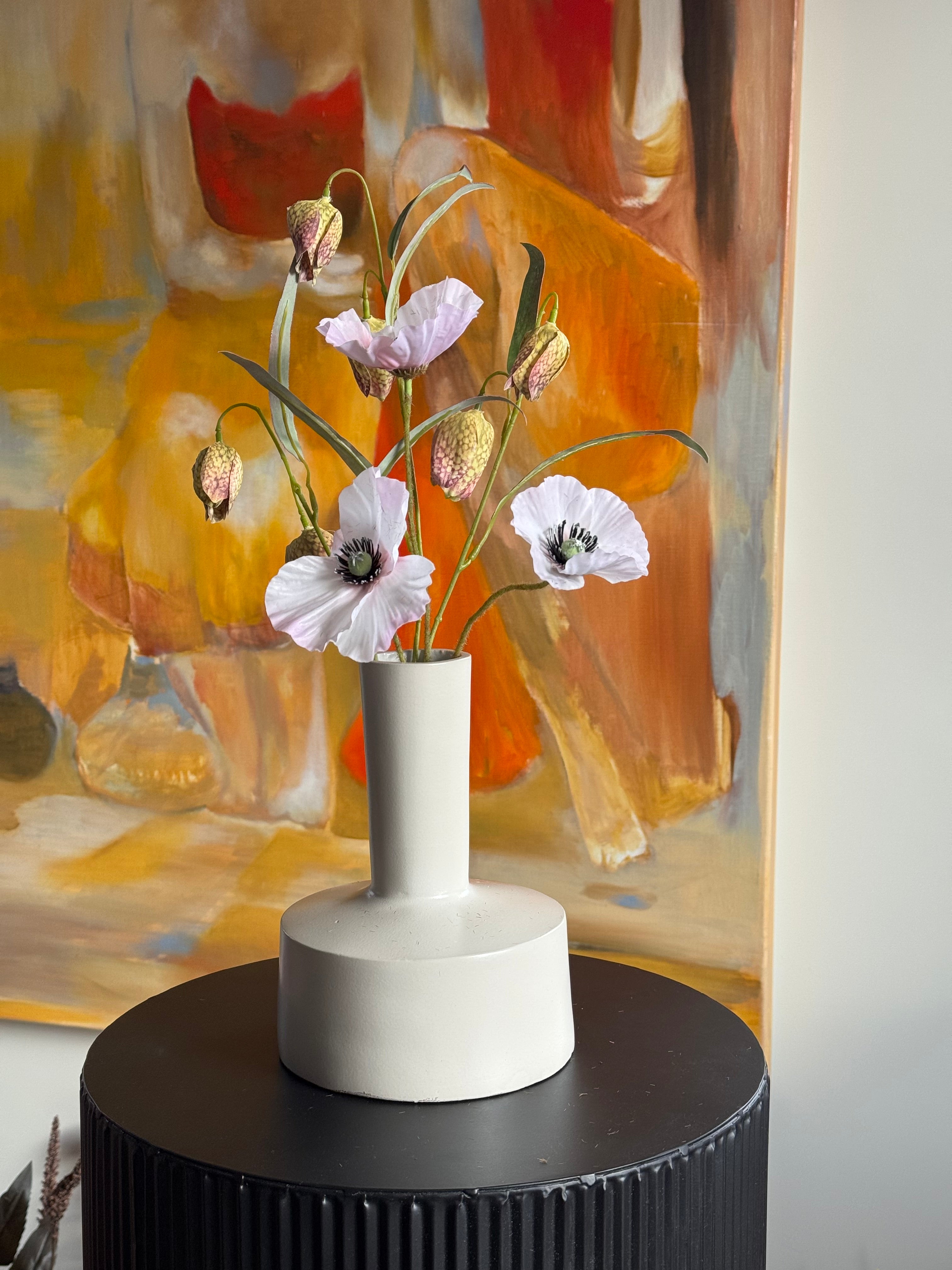 Ivory vaas met zijden boeketje