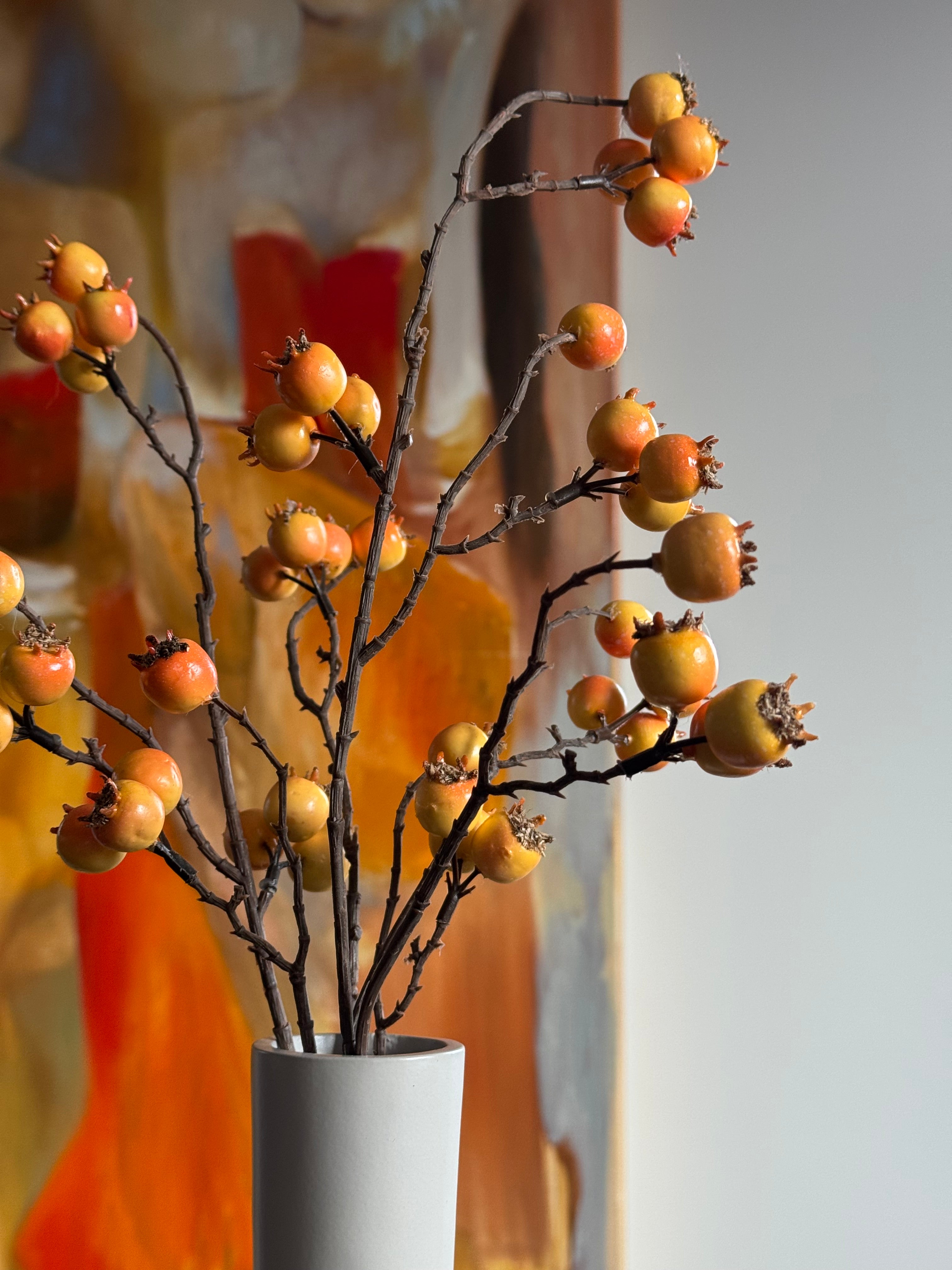 Ivory vaas met oranje bessentak