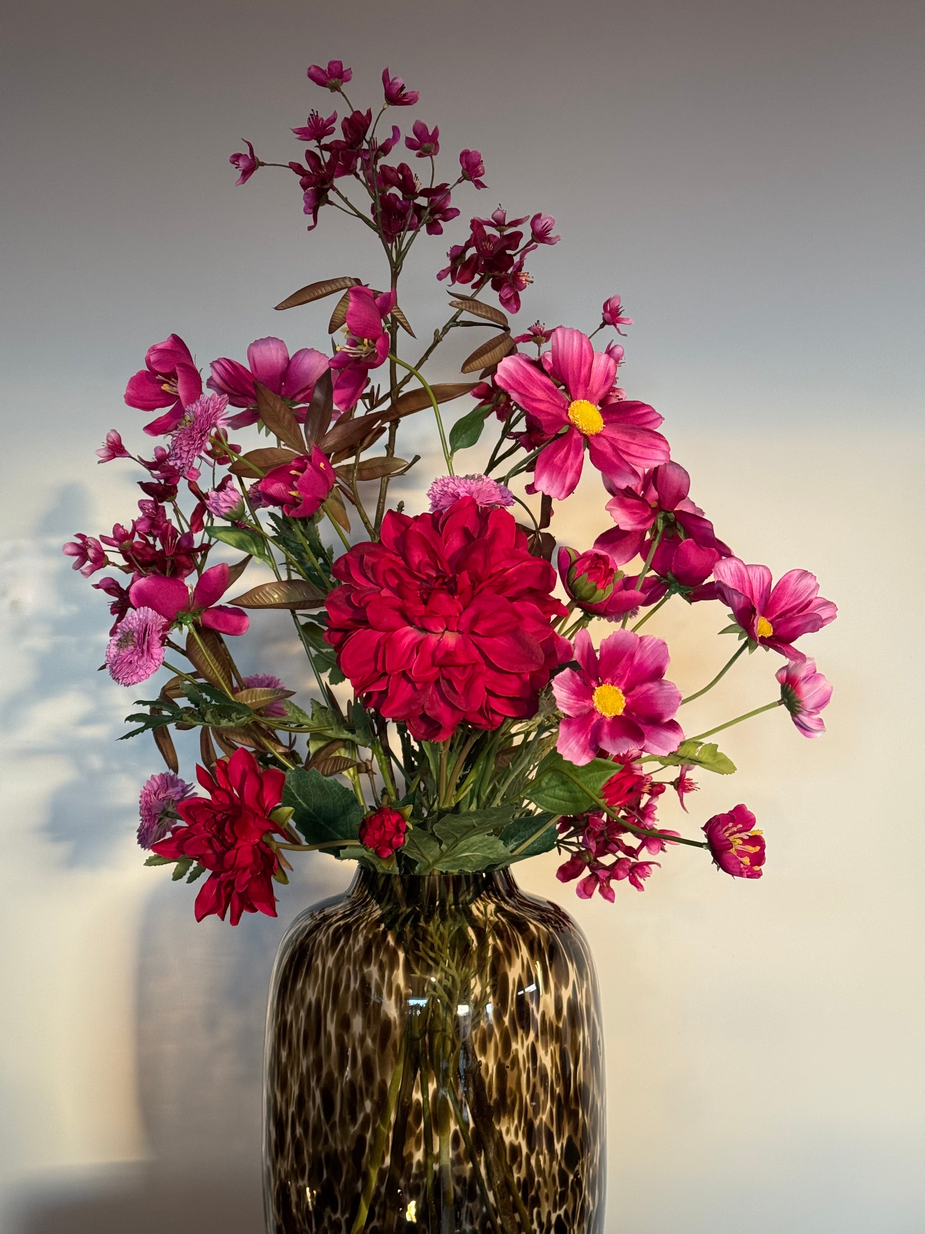 Zijden bloemen boeket, fel roze, hotel chique op=op