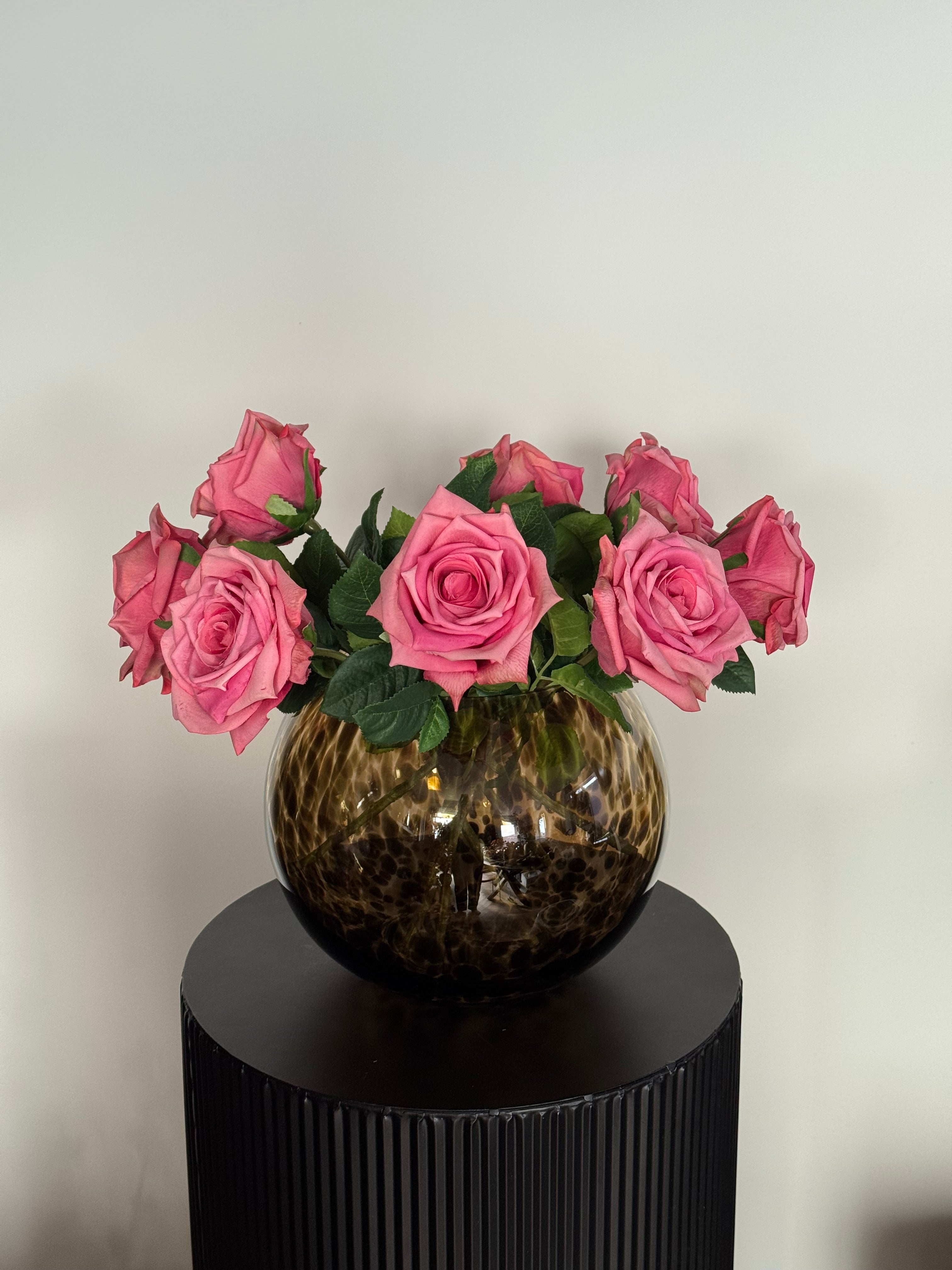 Zijden rozen boeket met cheetah vaas - real touch en handgemaakte vaas