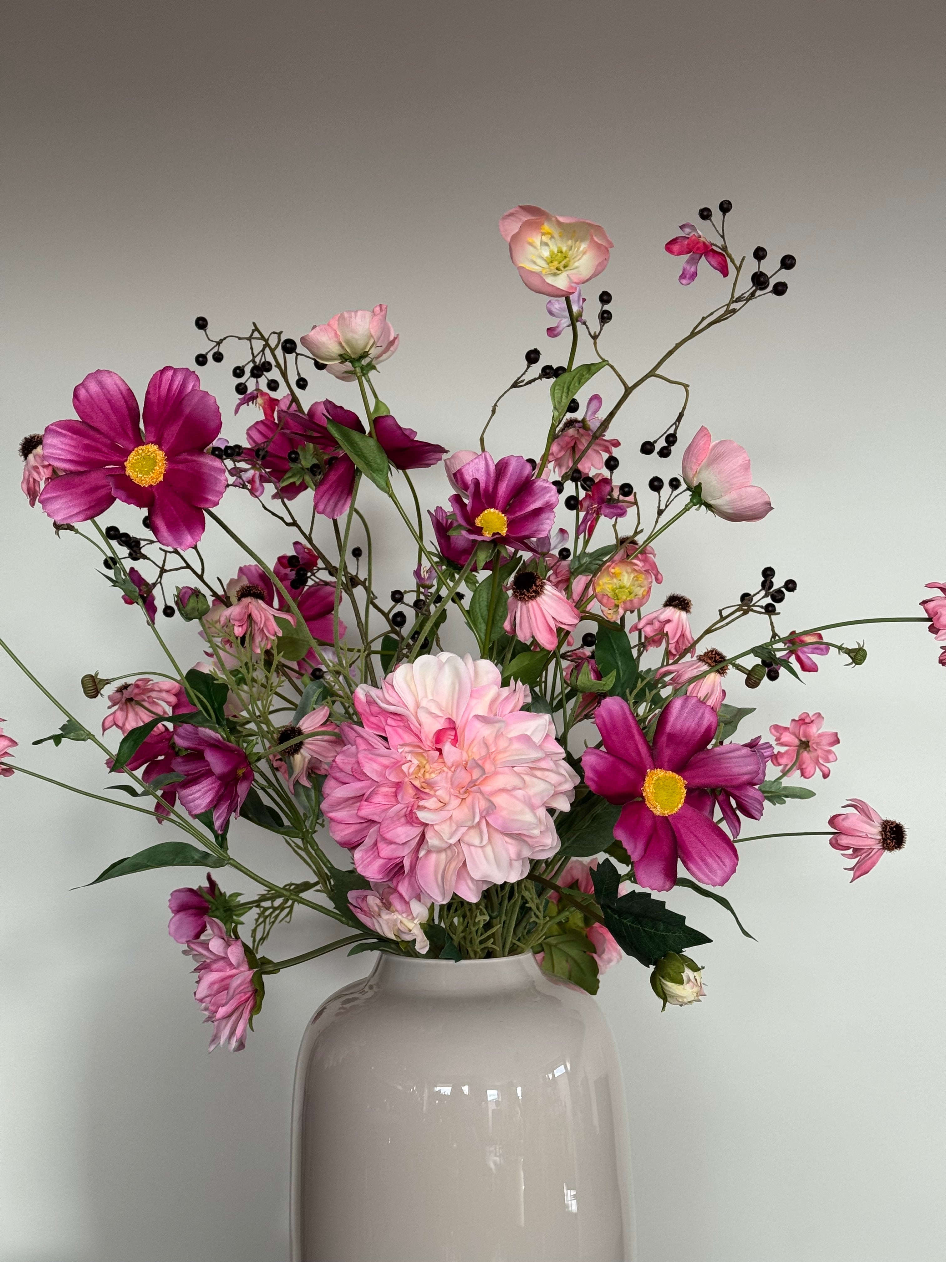 Zijden bloemen boeket, roze tinten, hotel chique, silk ka bessentakken op=op