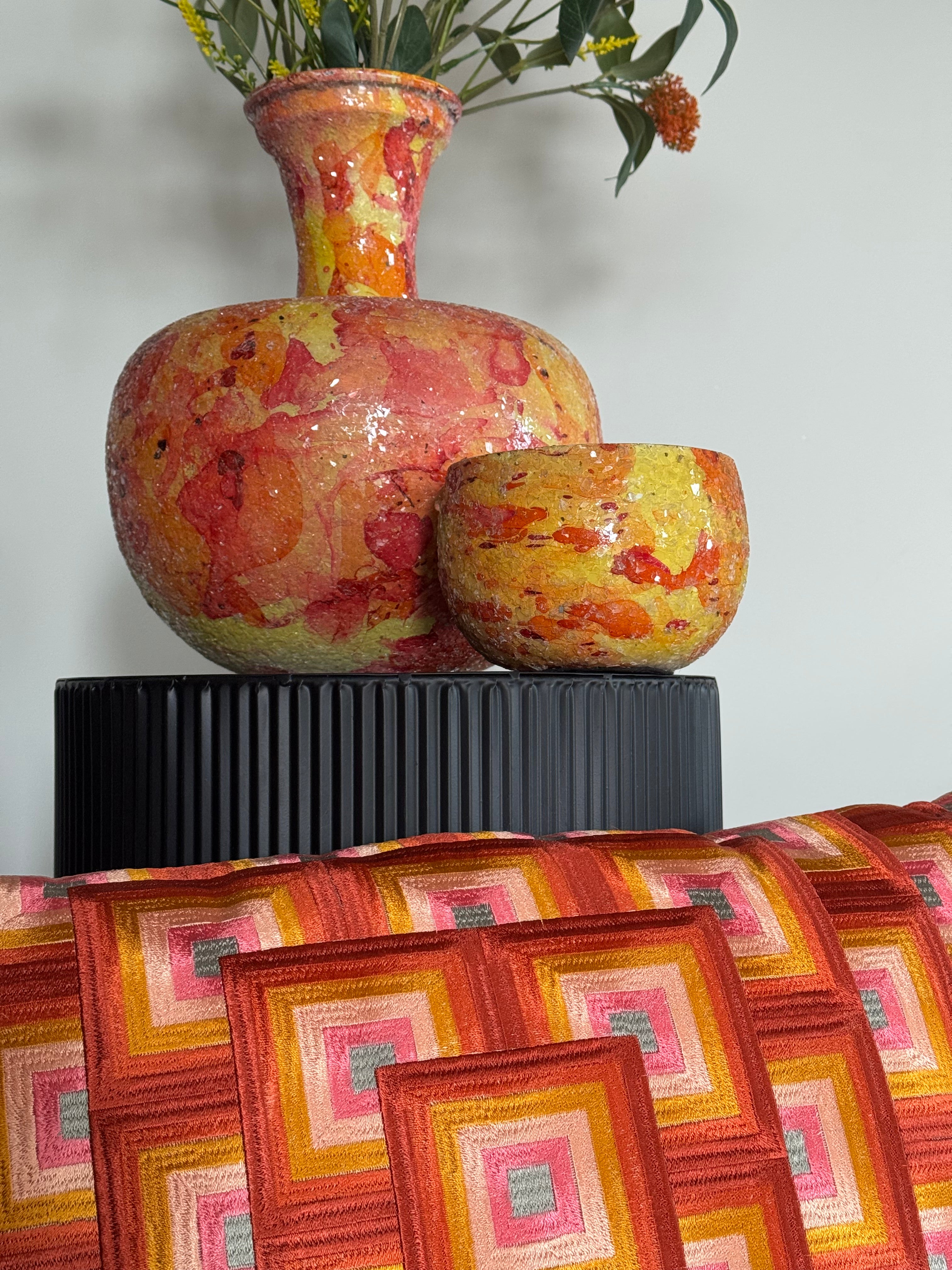 Accentkleur sunrise kunstbloemen vaas kussens close up