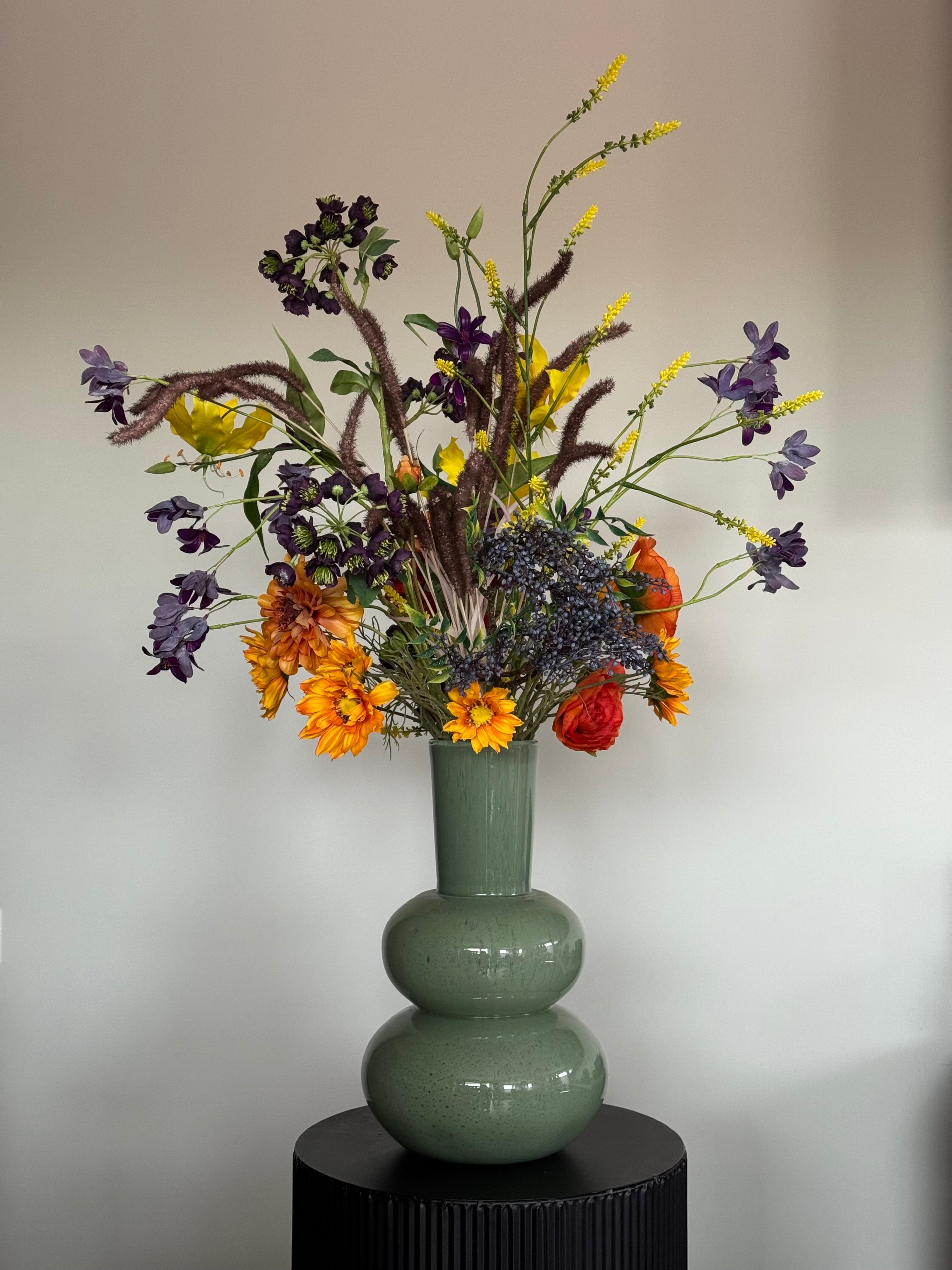 Achterkant kunstbloemen boeket bont boeket geel, paars, oranje zijden boeket in grote vaas