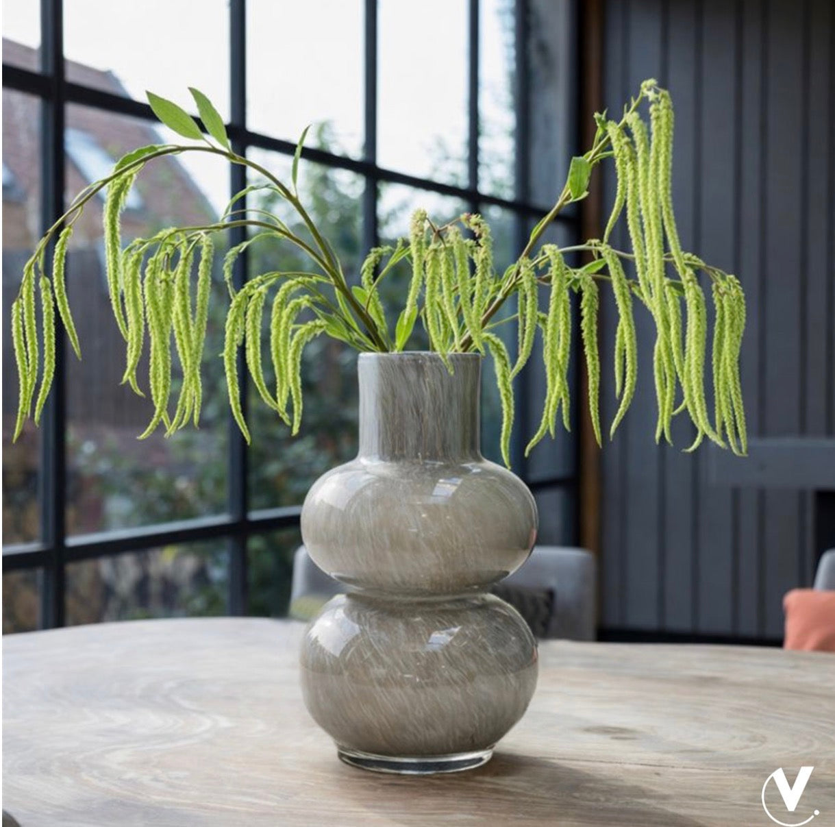 Alima vase the world grijs grey met kunsttakken