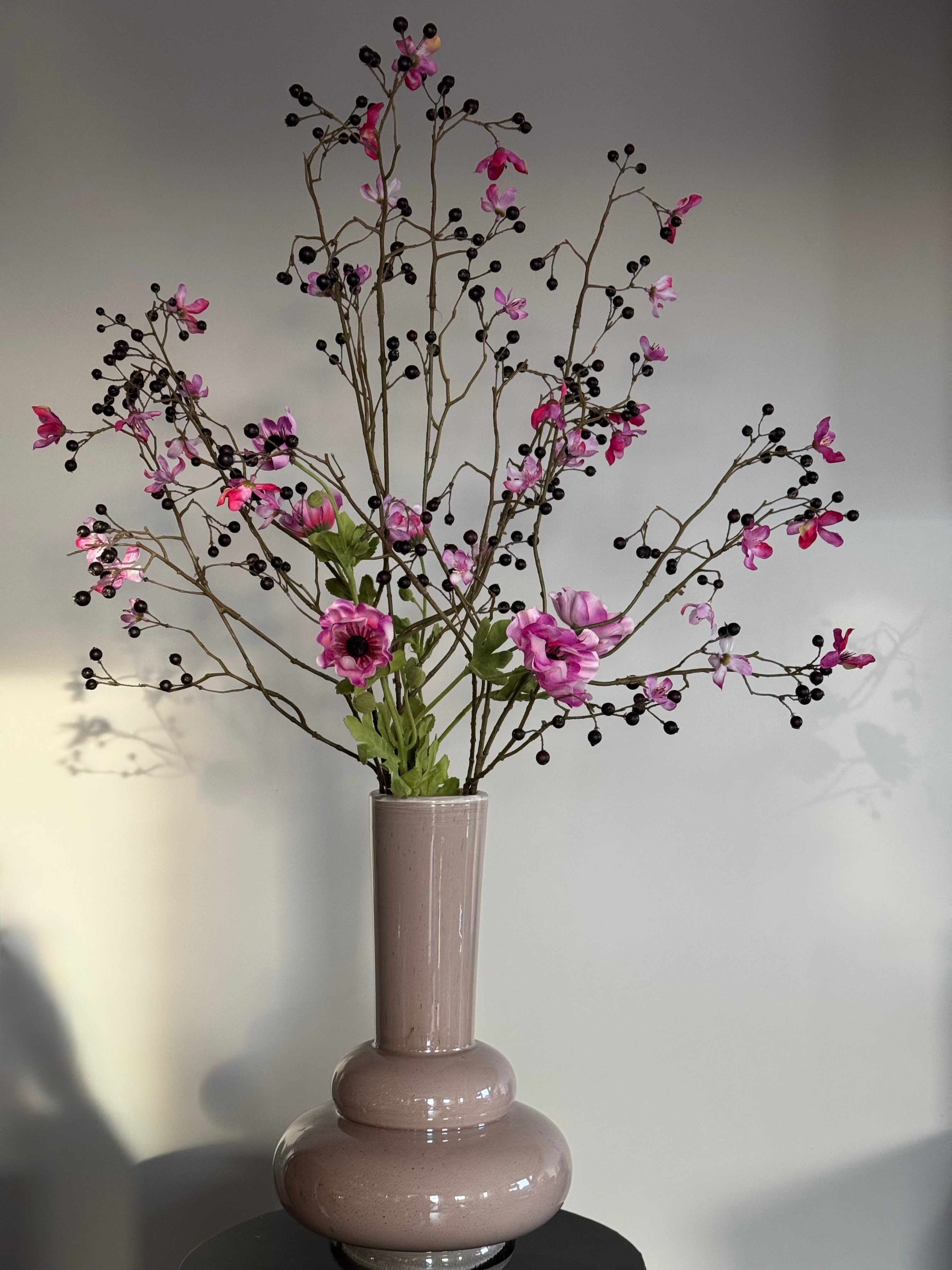 Artistiek boeket kunstbloemen donker roze