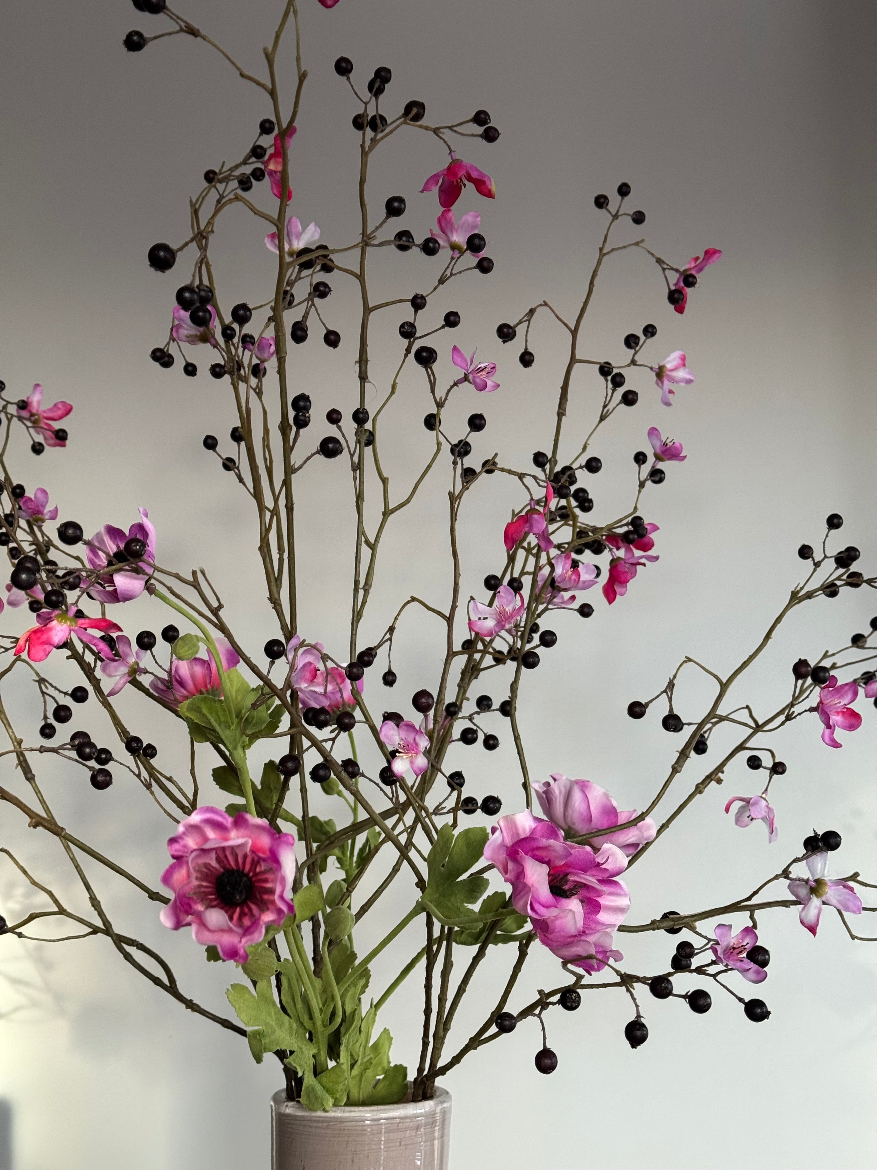 Artistiek boeket kunstbloemen donker roze close up