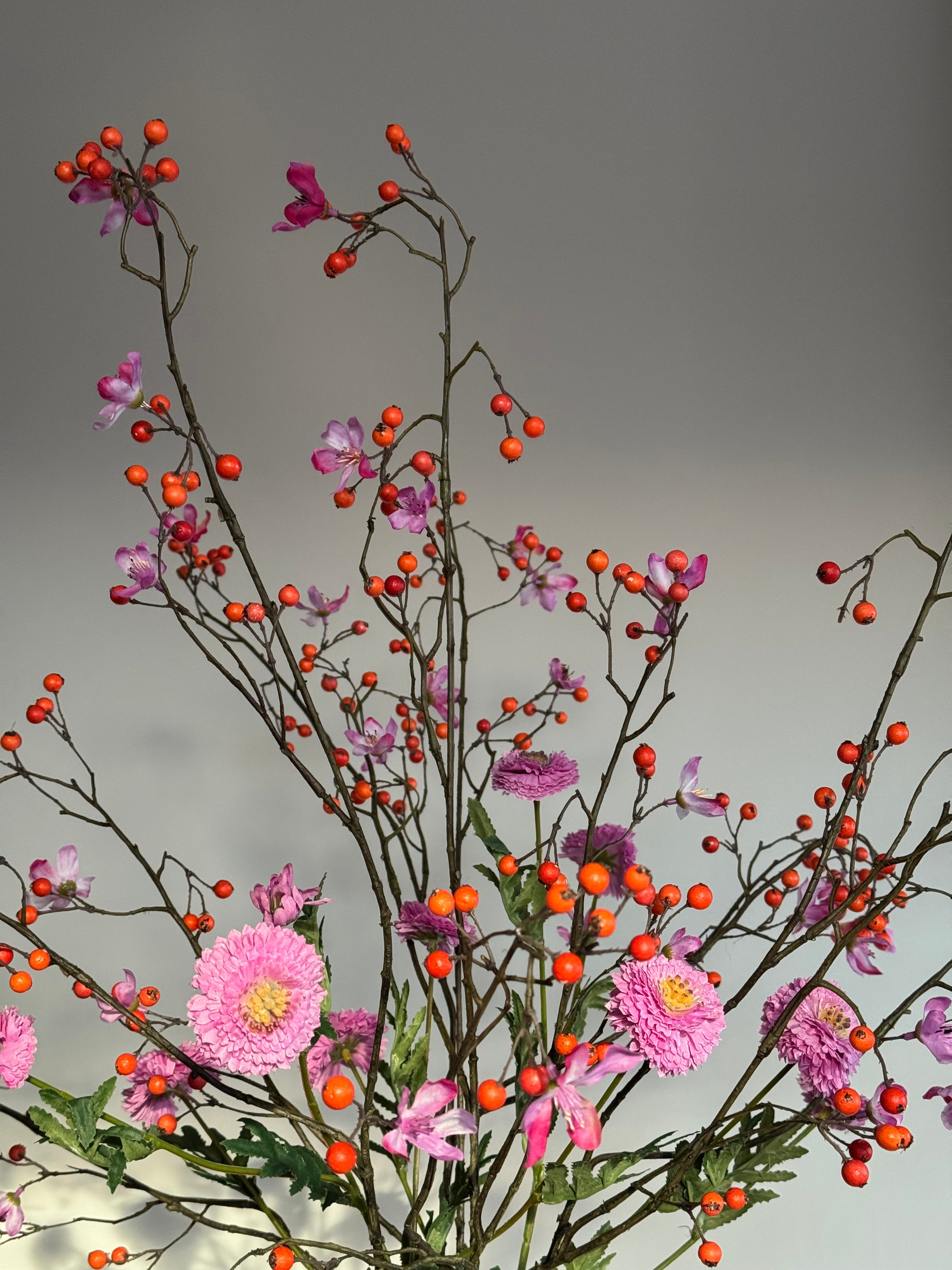 Artistiek boeket kunstbloemen oranje roze close up
