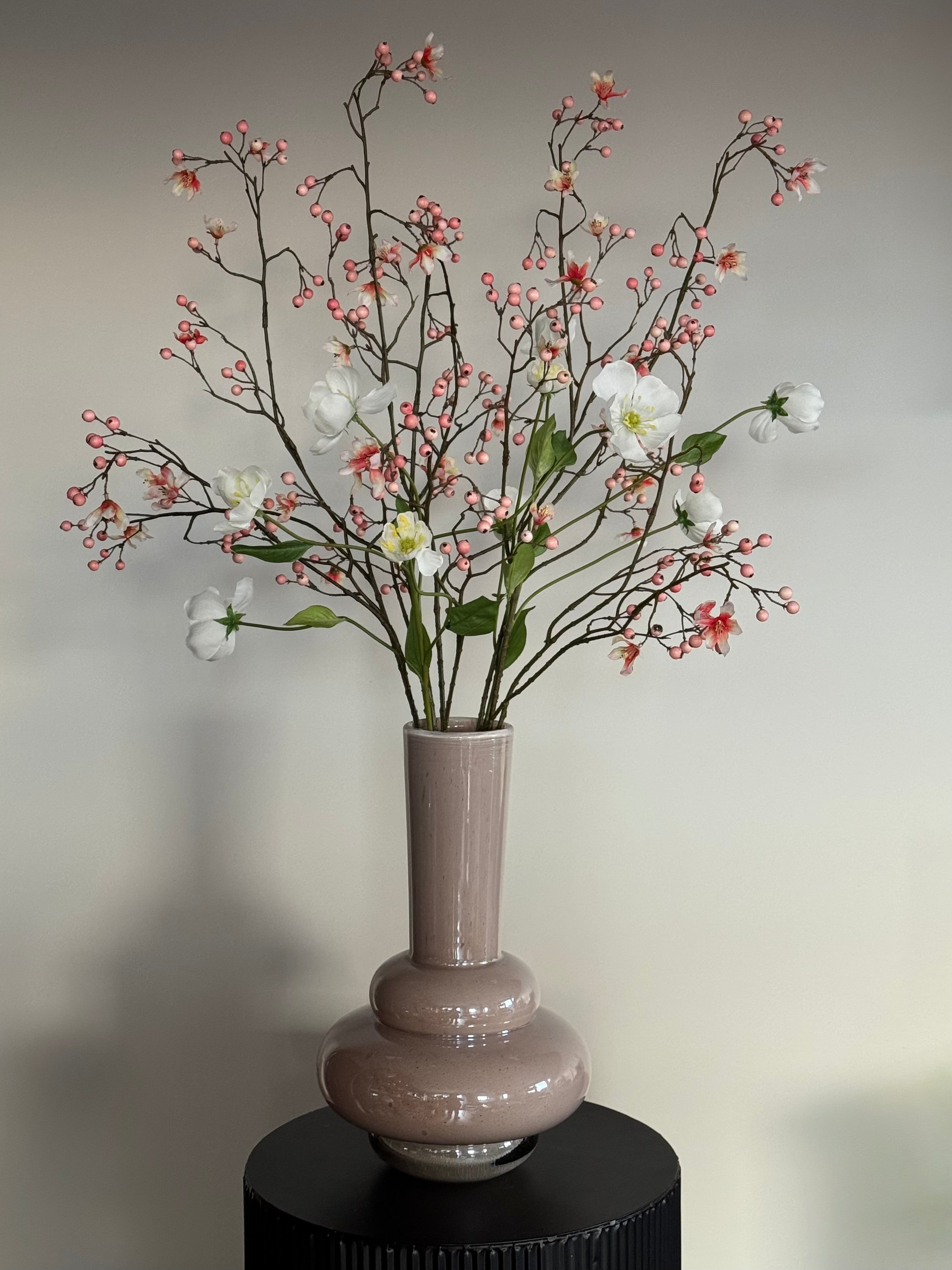 Artistiek boeket kunstbloemen roze wit hotel chique