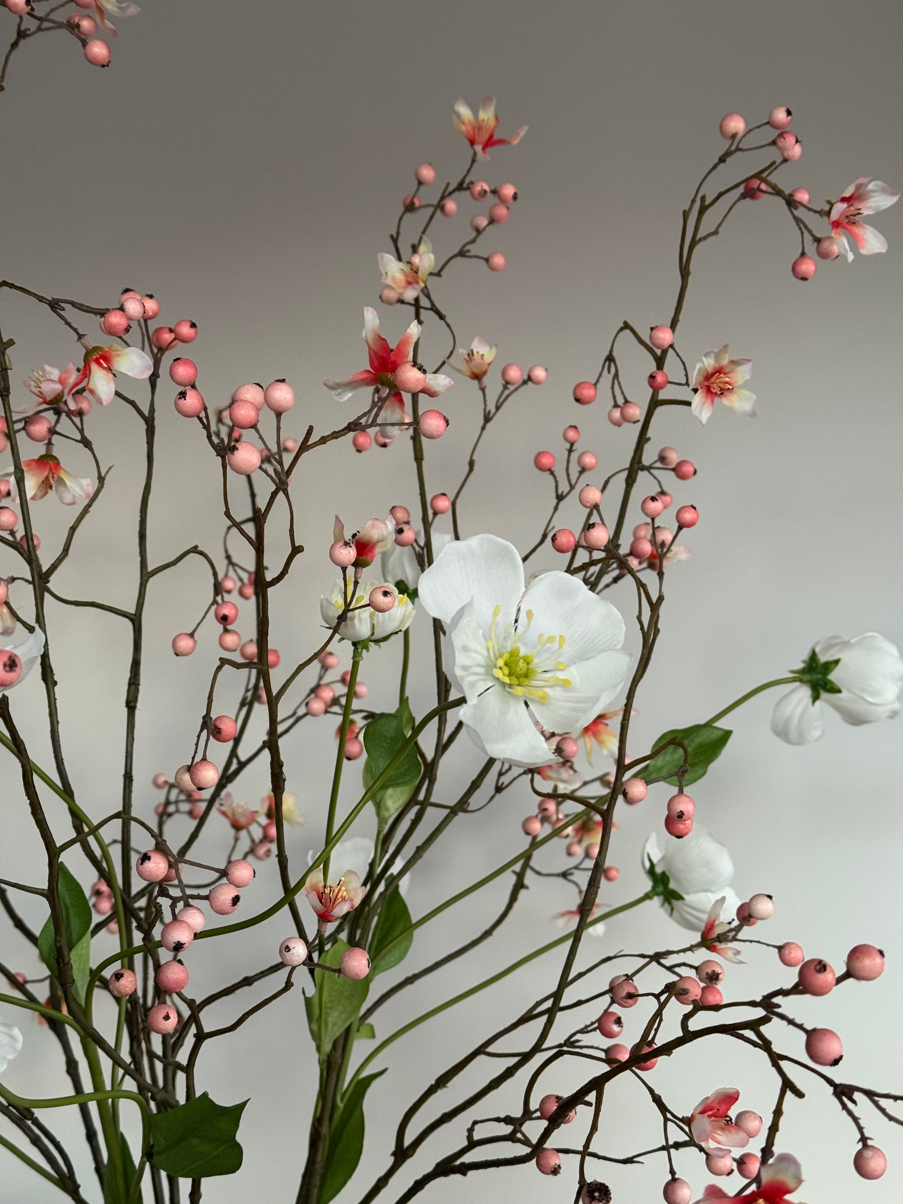 Artistiek boeket kunstbloemen roze wit hotel chique close up