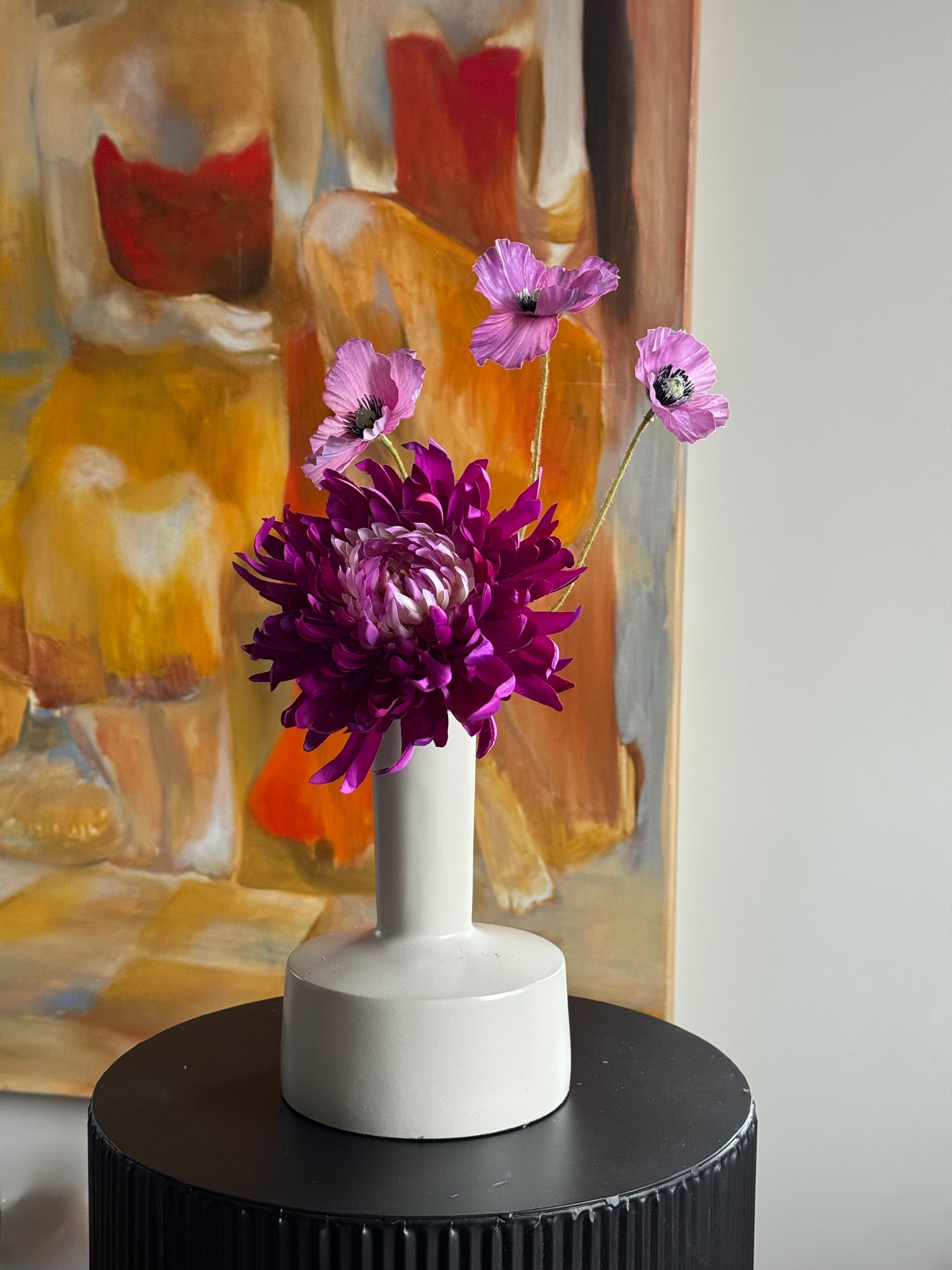 Ivory vaas met zijden boeketje