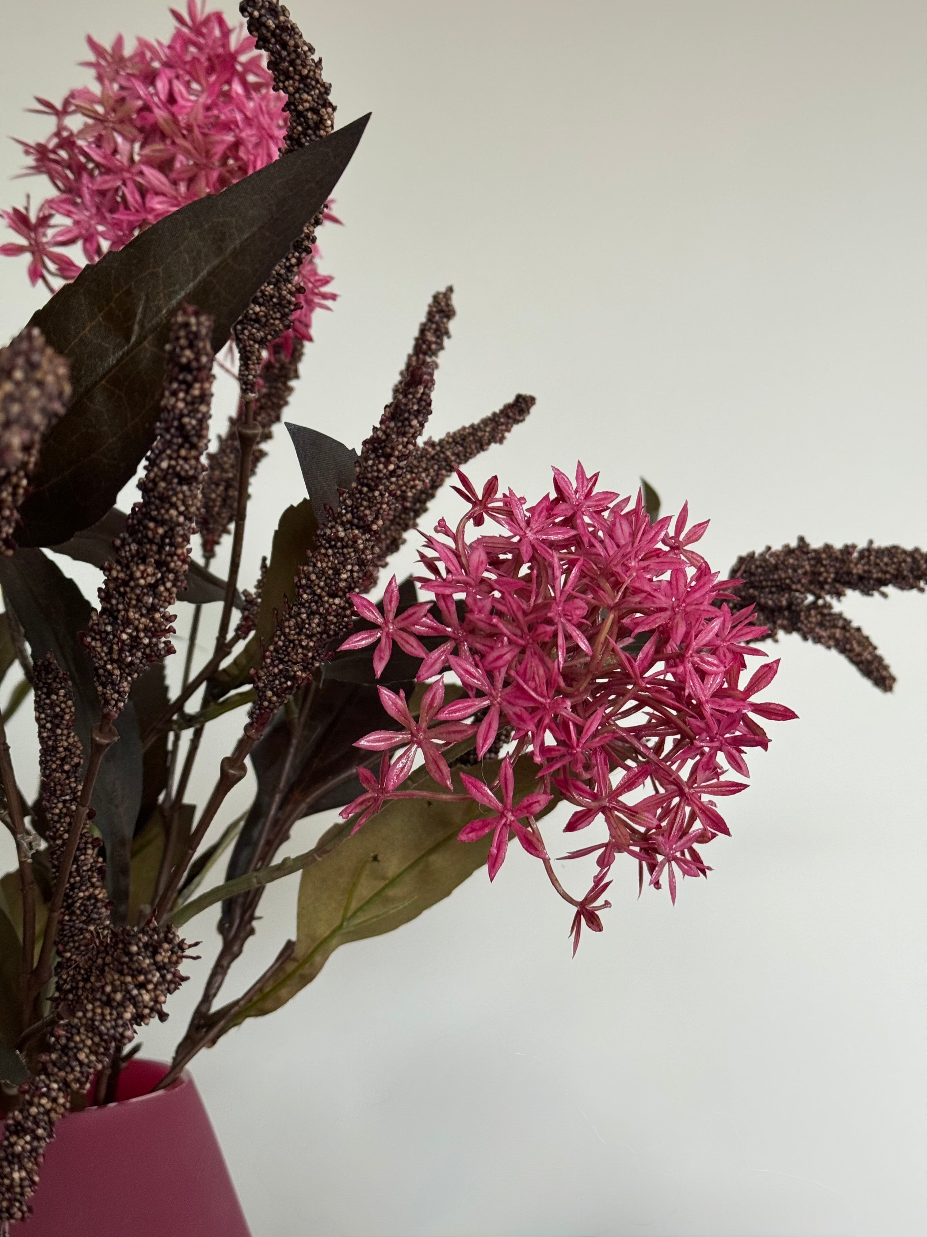 Burgundy tafel decoratie set kunstbloemen close up