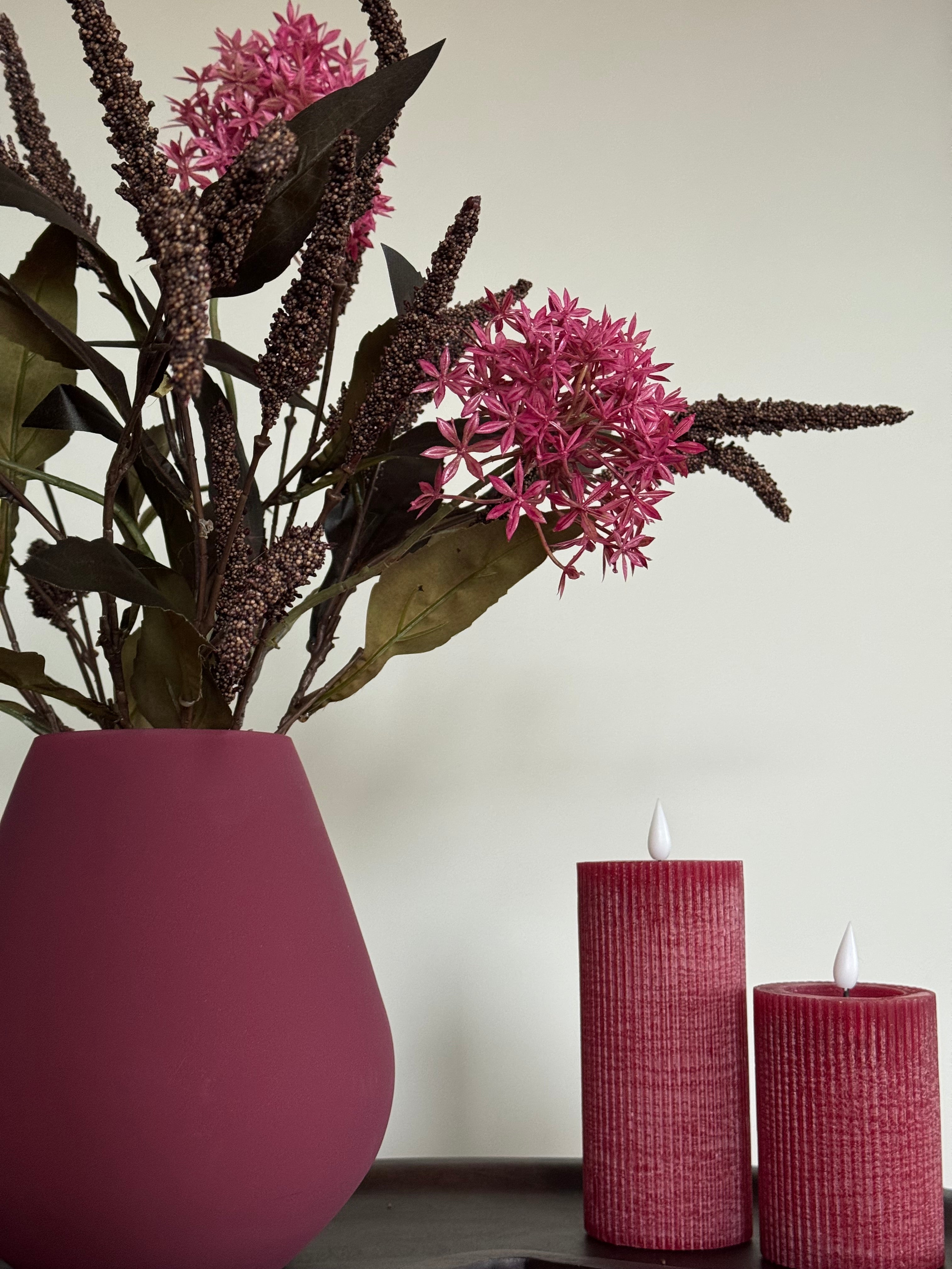 Burgundy tafel decoratie set kunstbloemen close up kaarsen