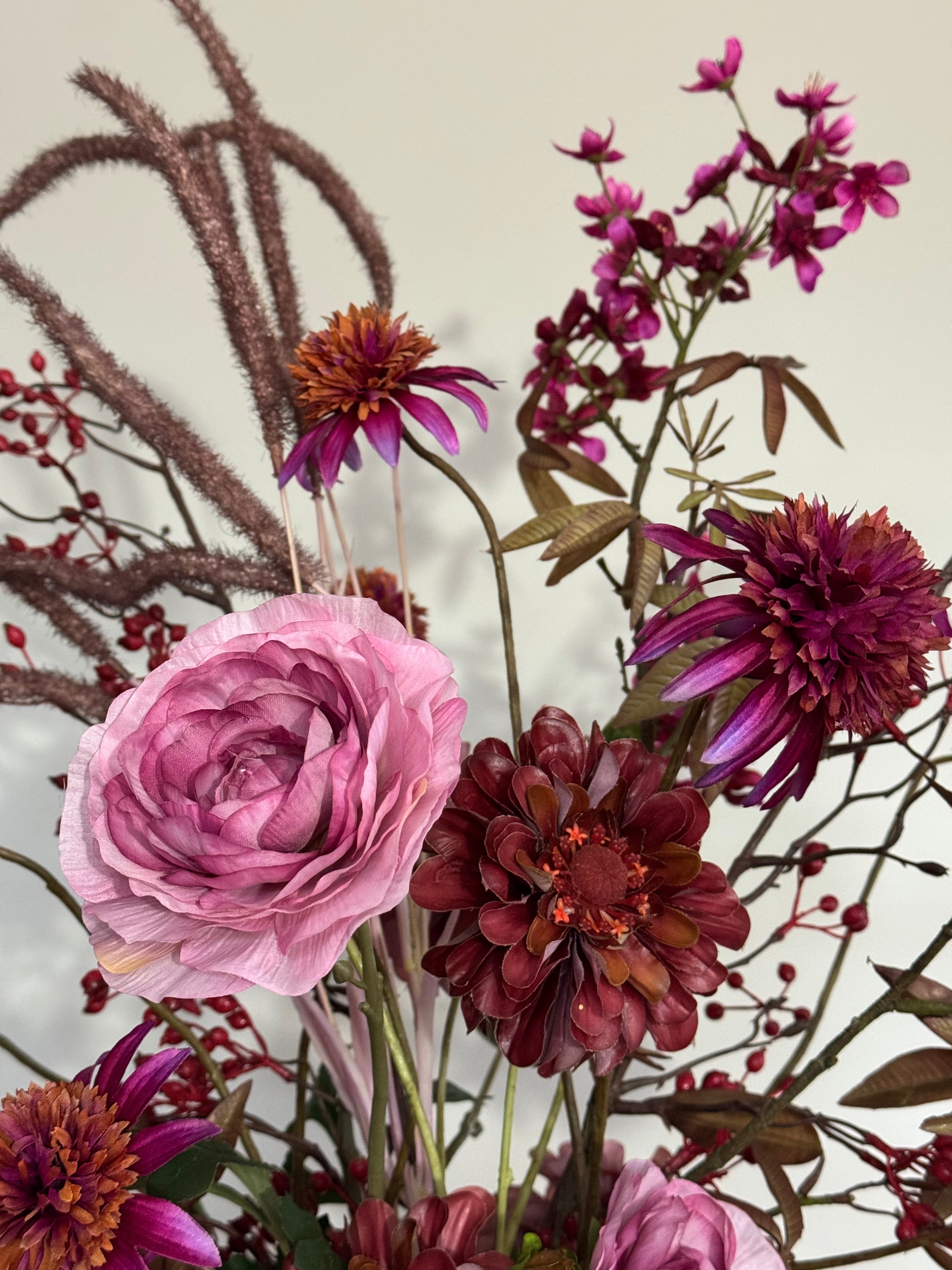 Zijden bloemen boeket in paars met bruine vaas - Silk Ka