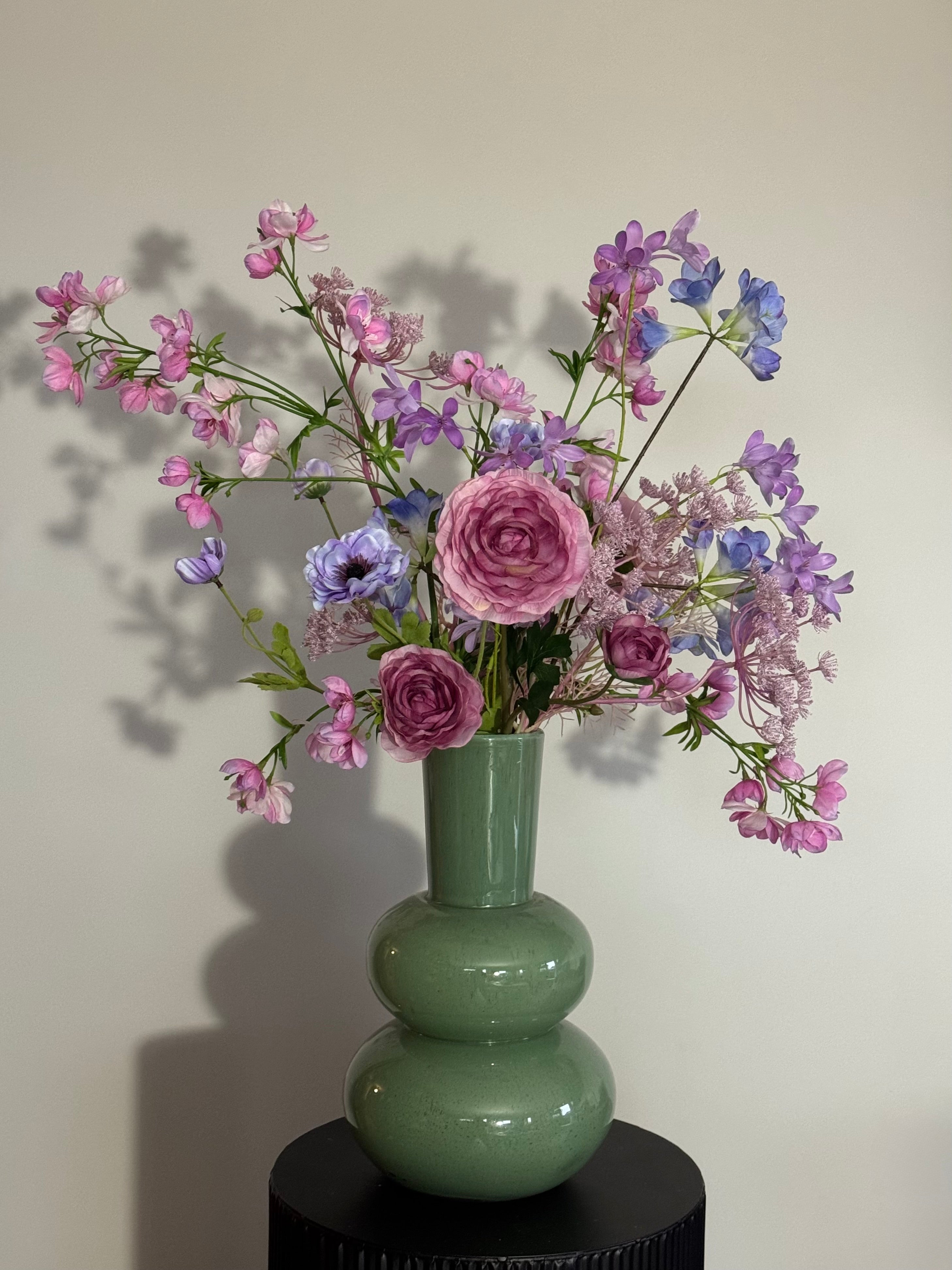 Kunstboeket in paars roze met grote vaas - veldboeket