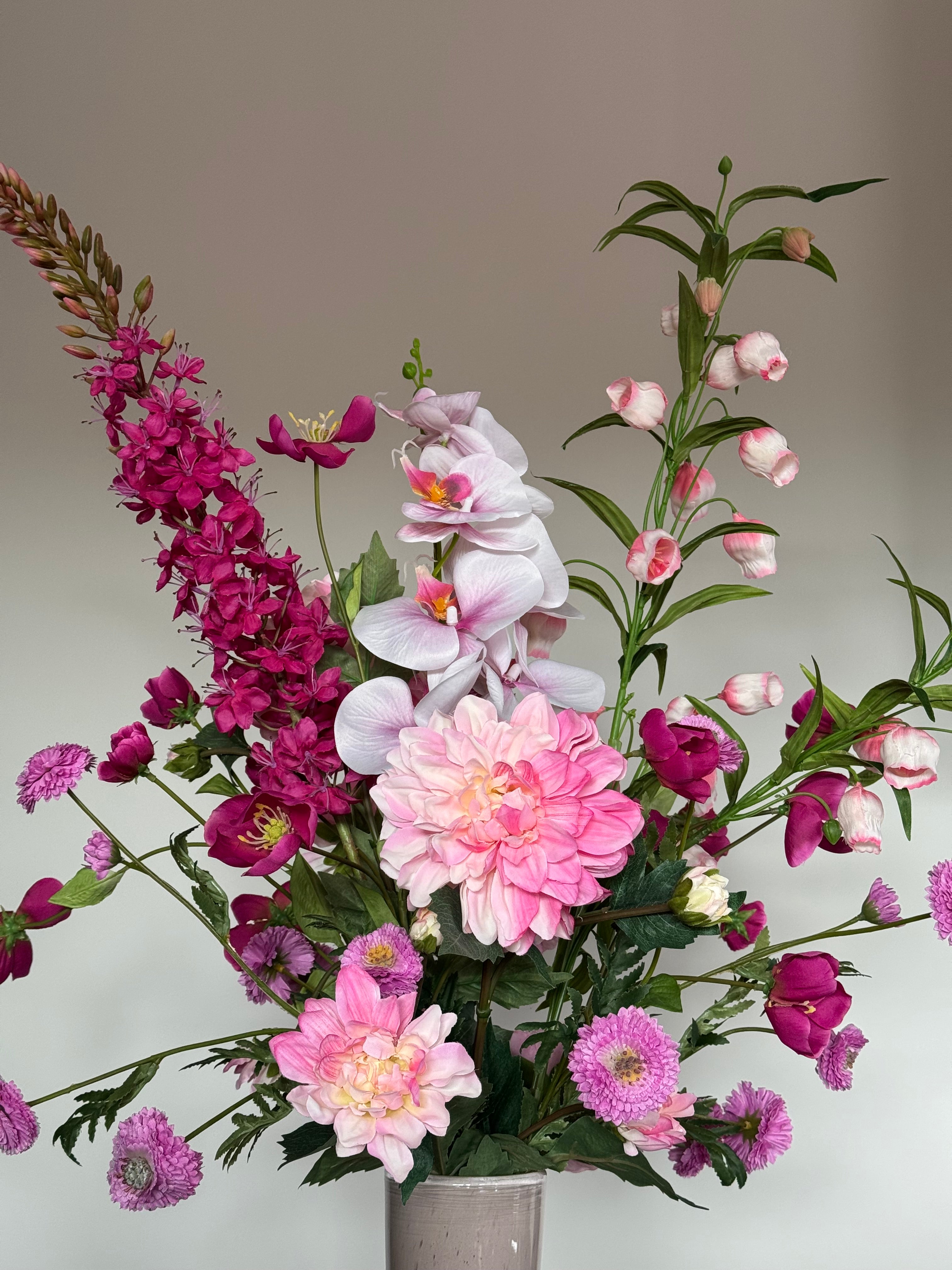 Close up zijden bloemen boeket roze ranonkel 2
