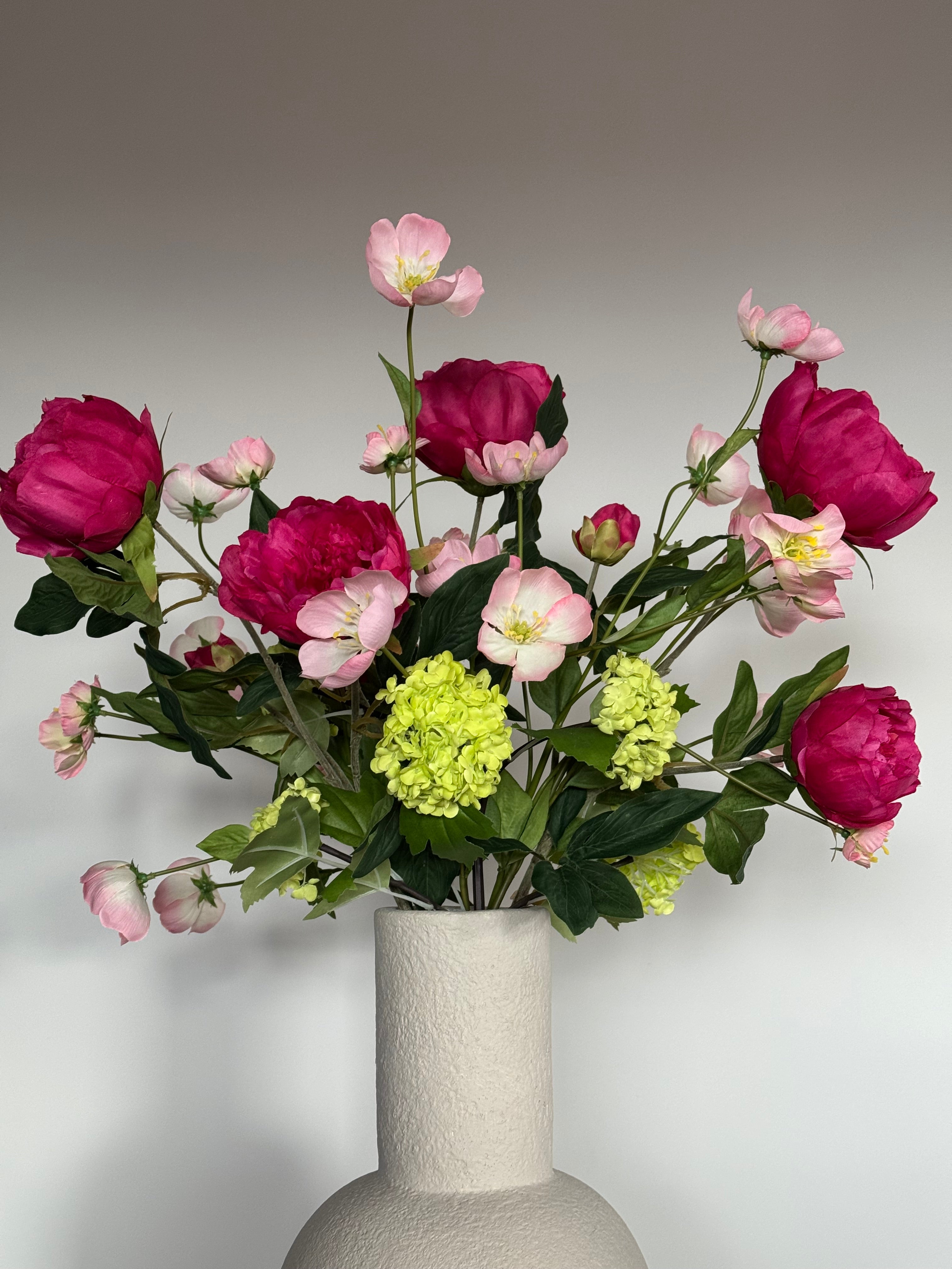 Zijden bloemen boeket, felroze pioenen en groene sneeuwbal op=op