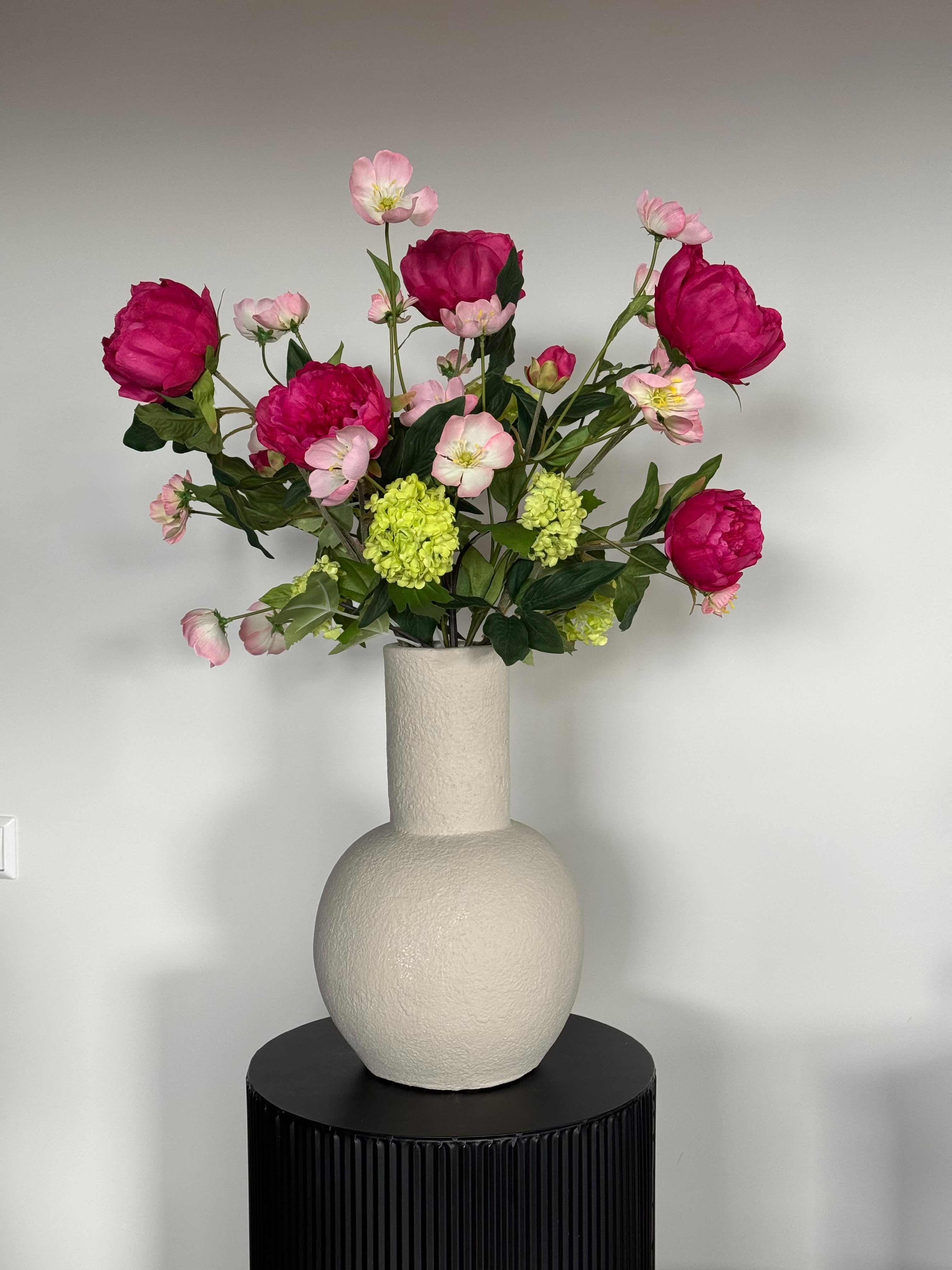 Zijden bloemen boeket, felroze pioenen en groene sneeuwbal op=op