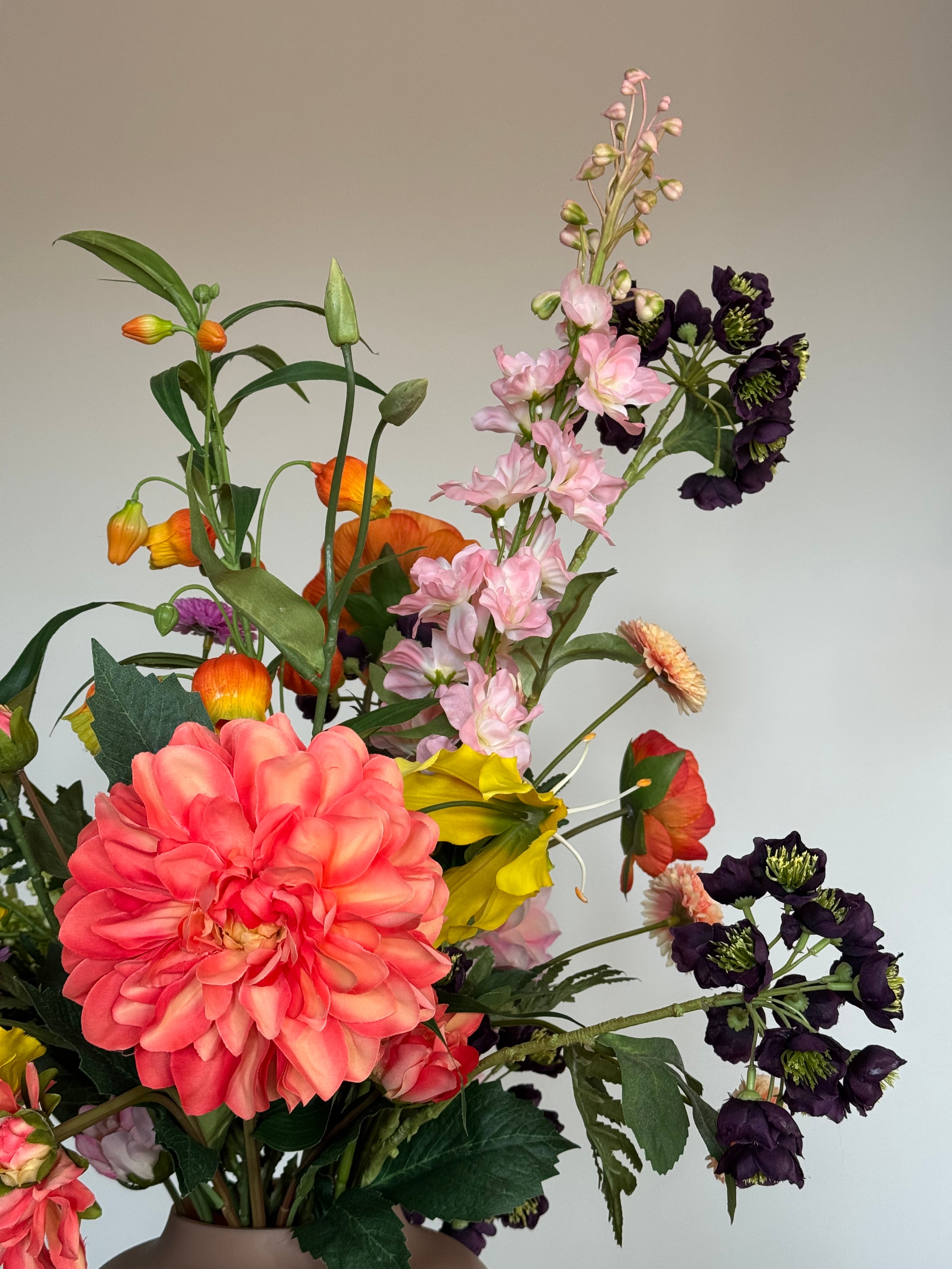 Zijden boeket, bonte kleuren, sandersonia, gloriosa, ranonkel, dahlia
