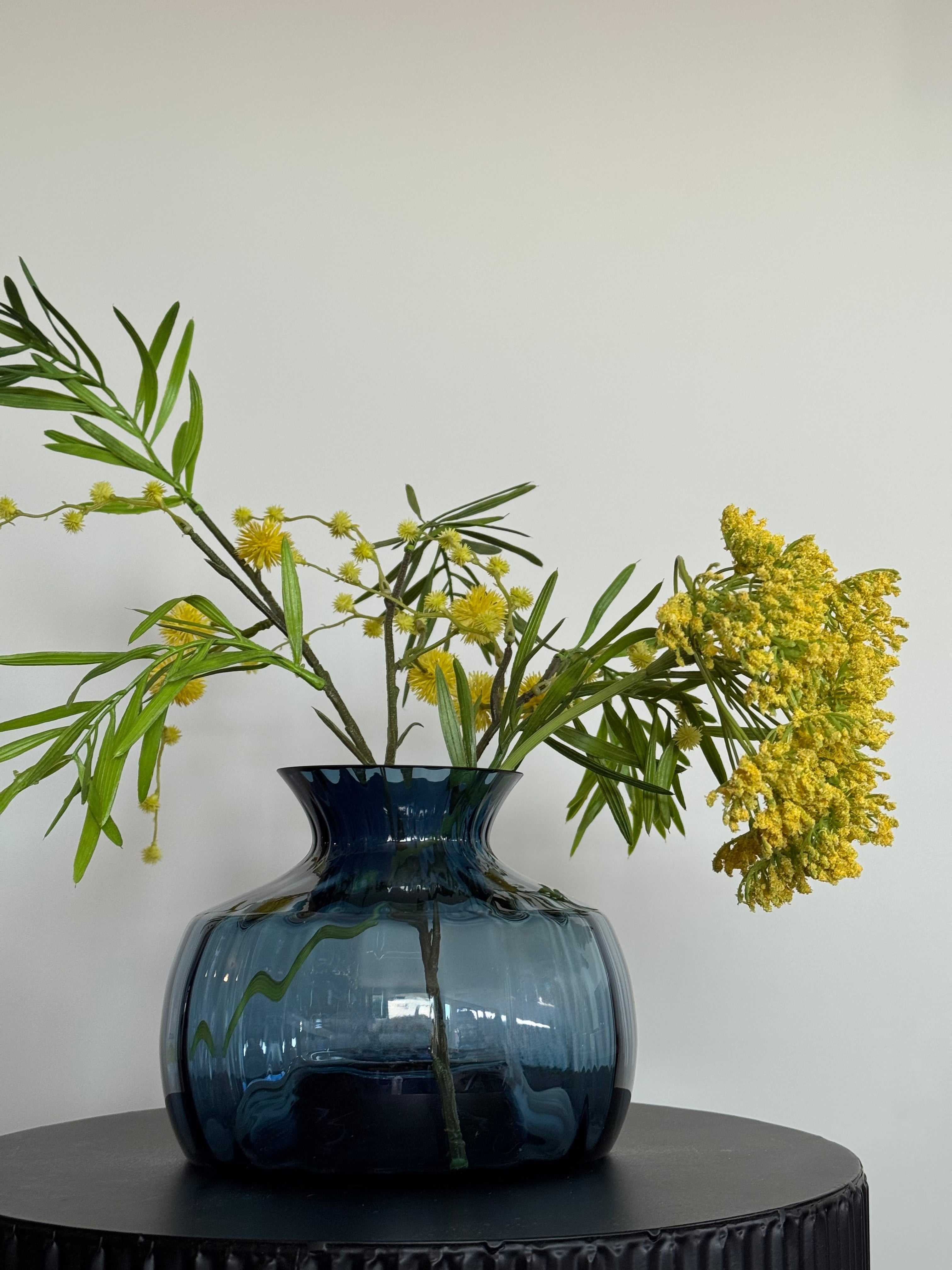 Design vaas met zijden takken - geel blauw - mimosa