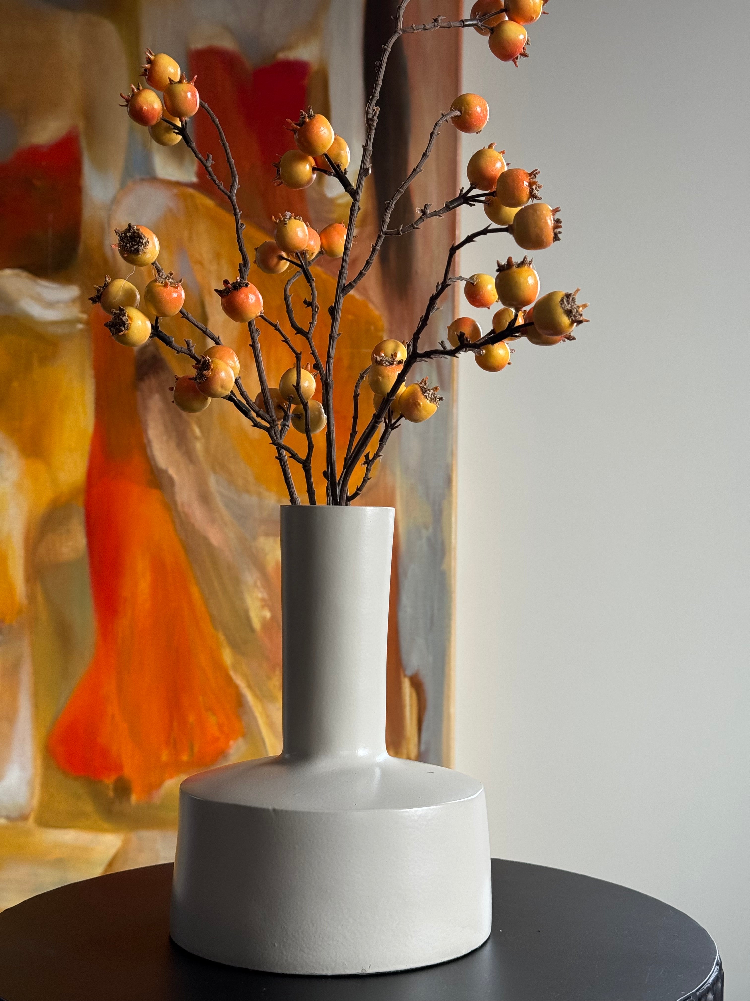 Ivory vaas met oranje bessentak