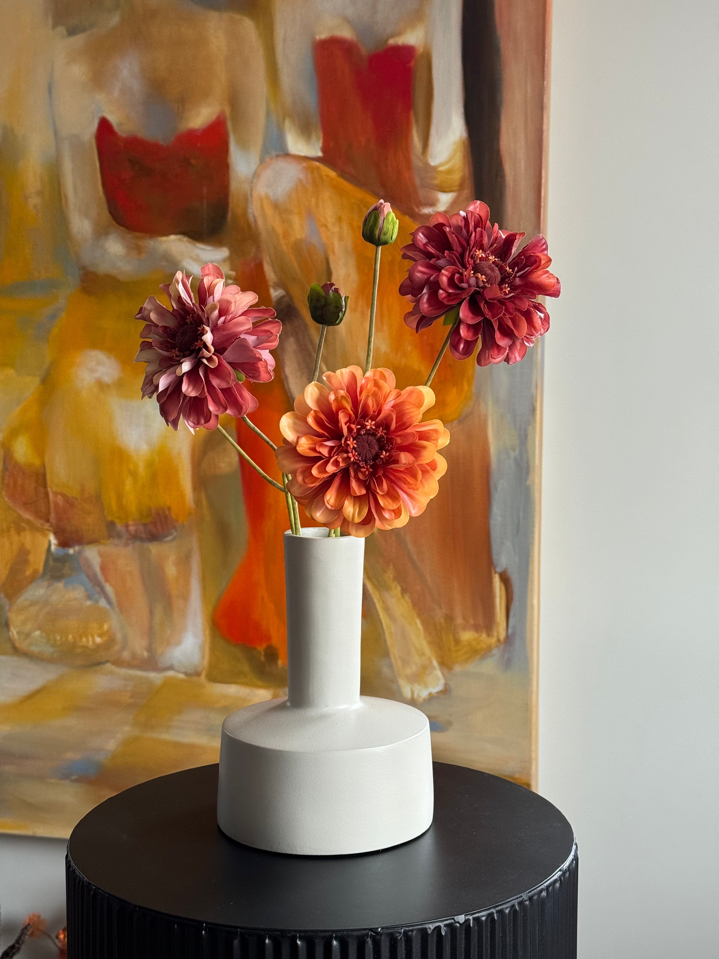 Ivory vaas met zijden real touch bloemen