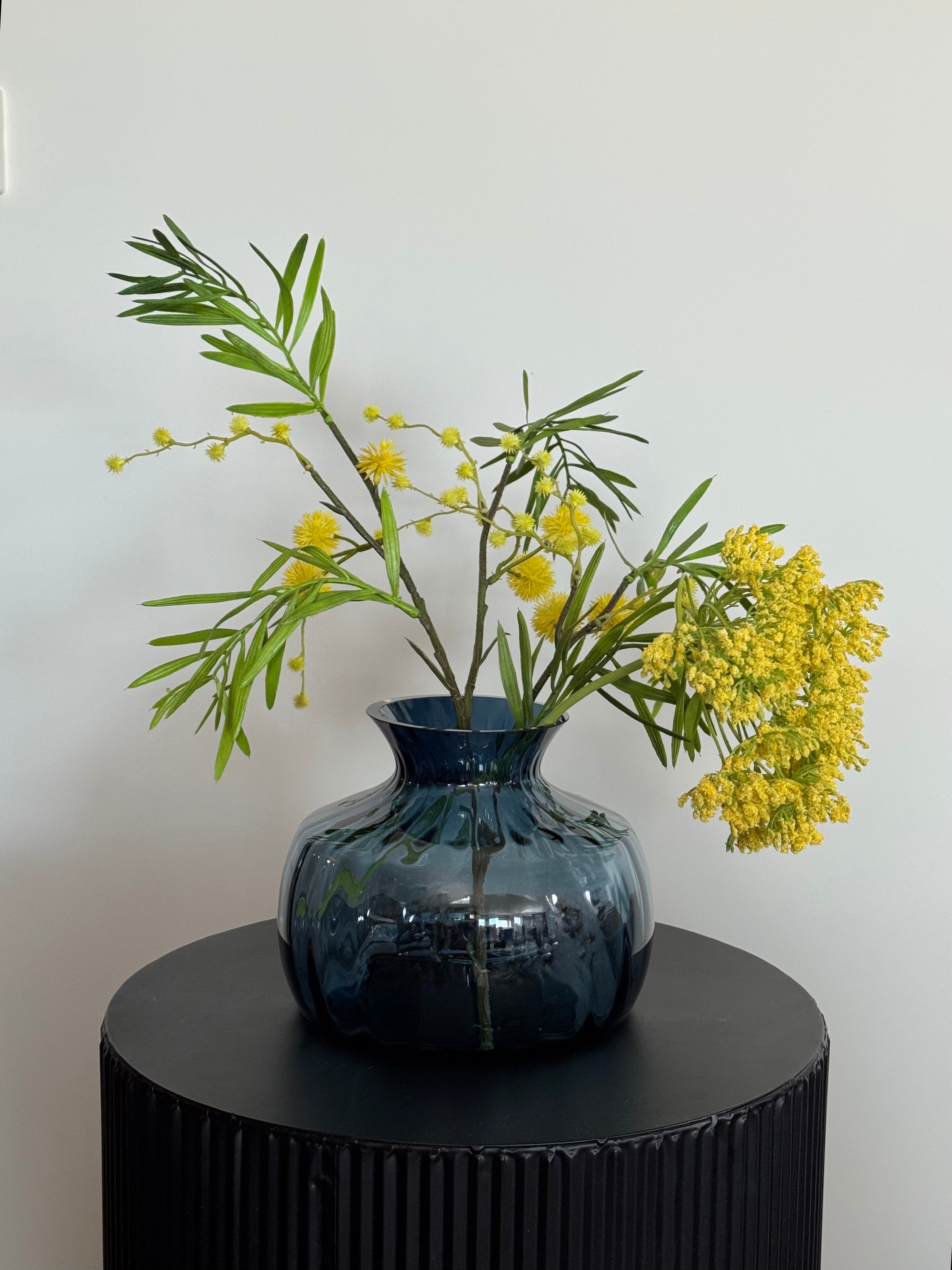 Design vaas met zijden takken - geel blauw - mimosa