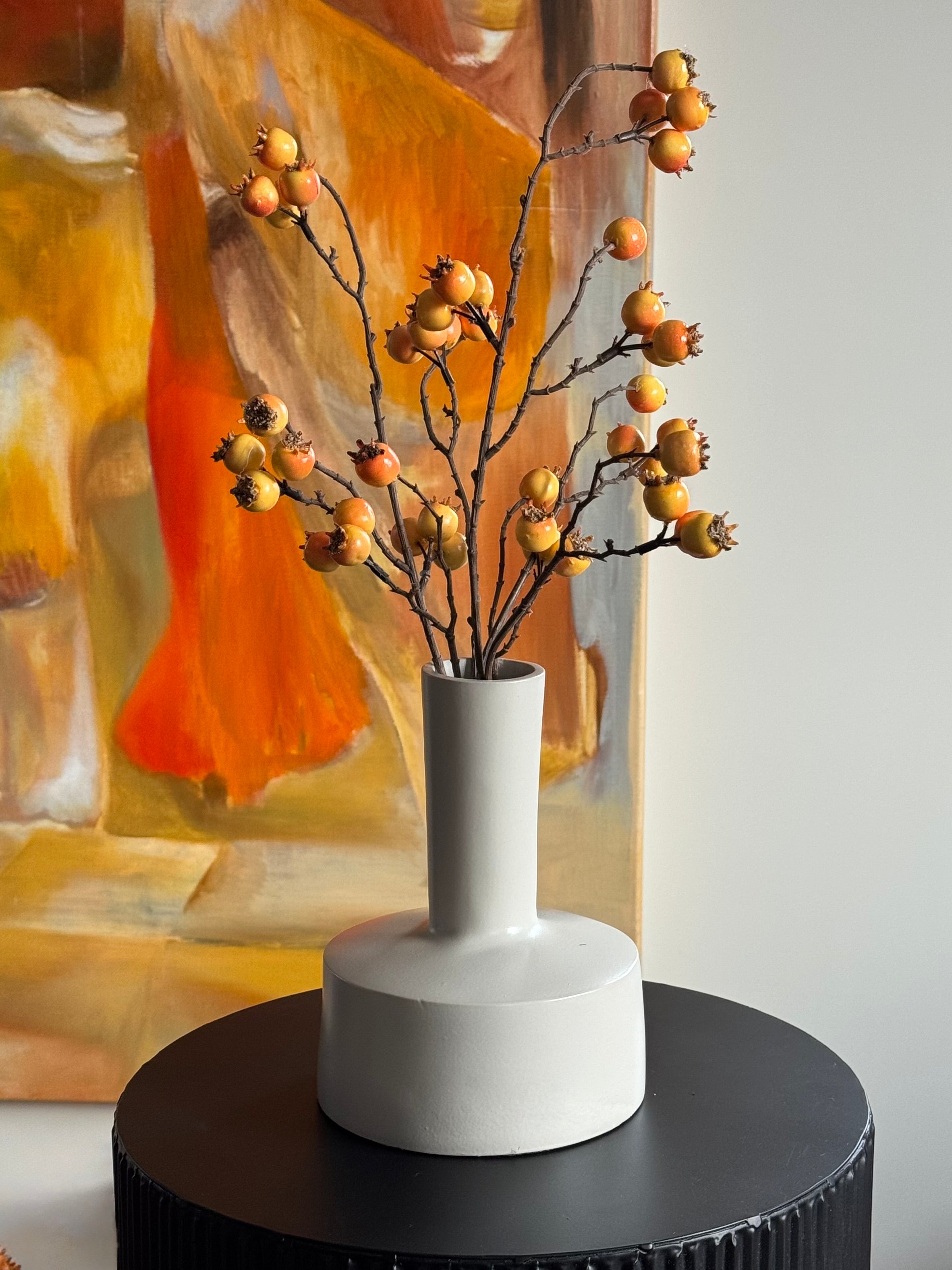 Ivory vaas met oranje bessentak
