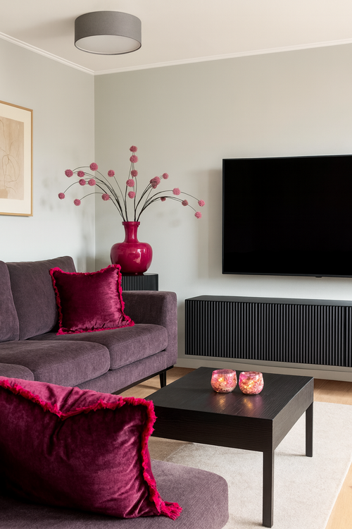 interieur voorbeeld knal roze interieur decoratie set vaas, kunsttakken, kussens en bakjes