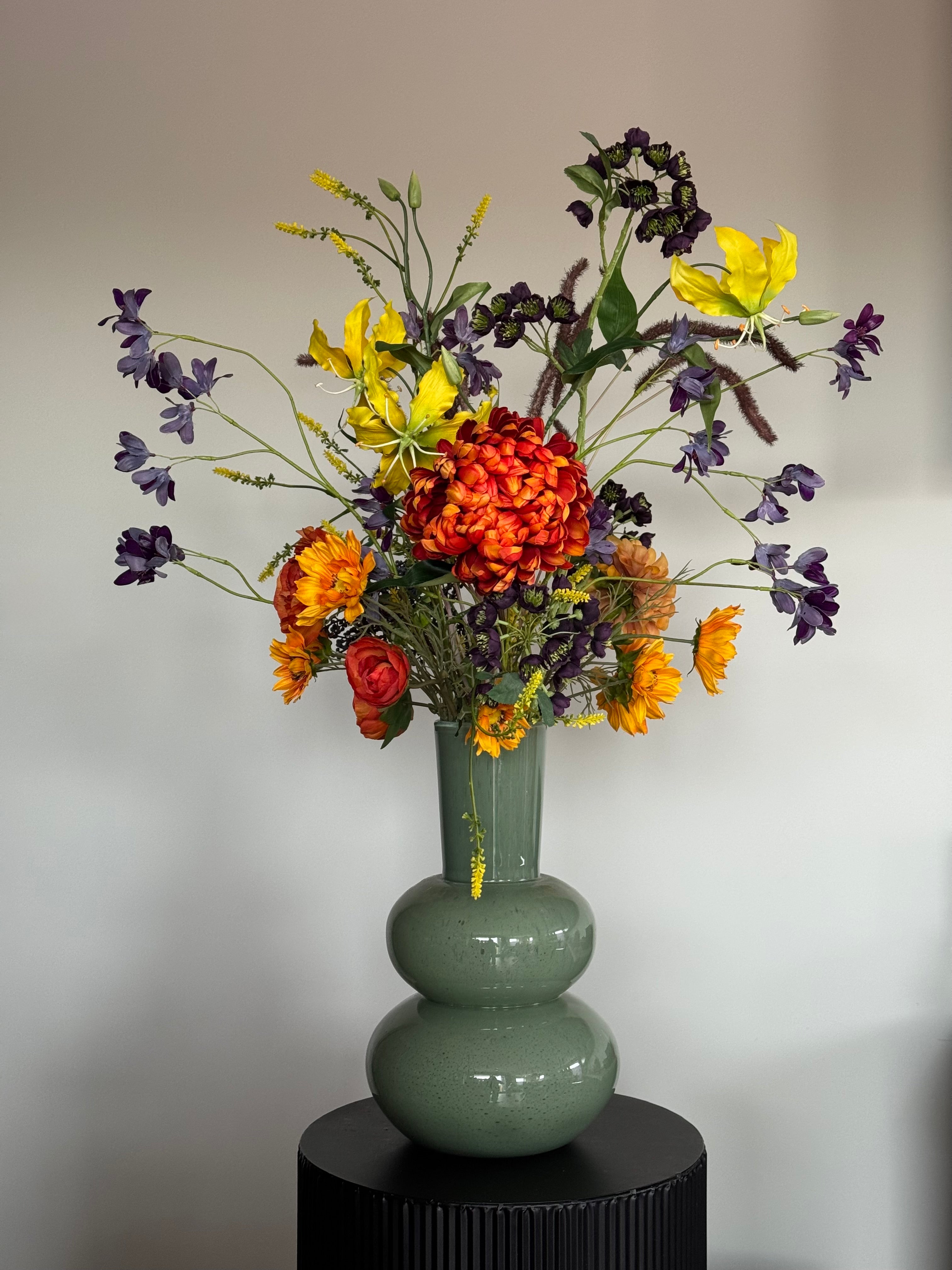 Kunstbloemen boeket bont boeket geel, paars, oranje zijden boeket in groene vaas