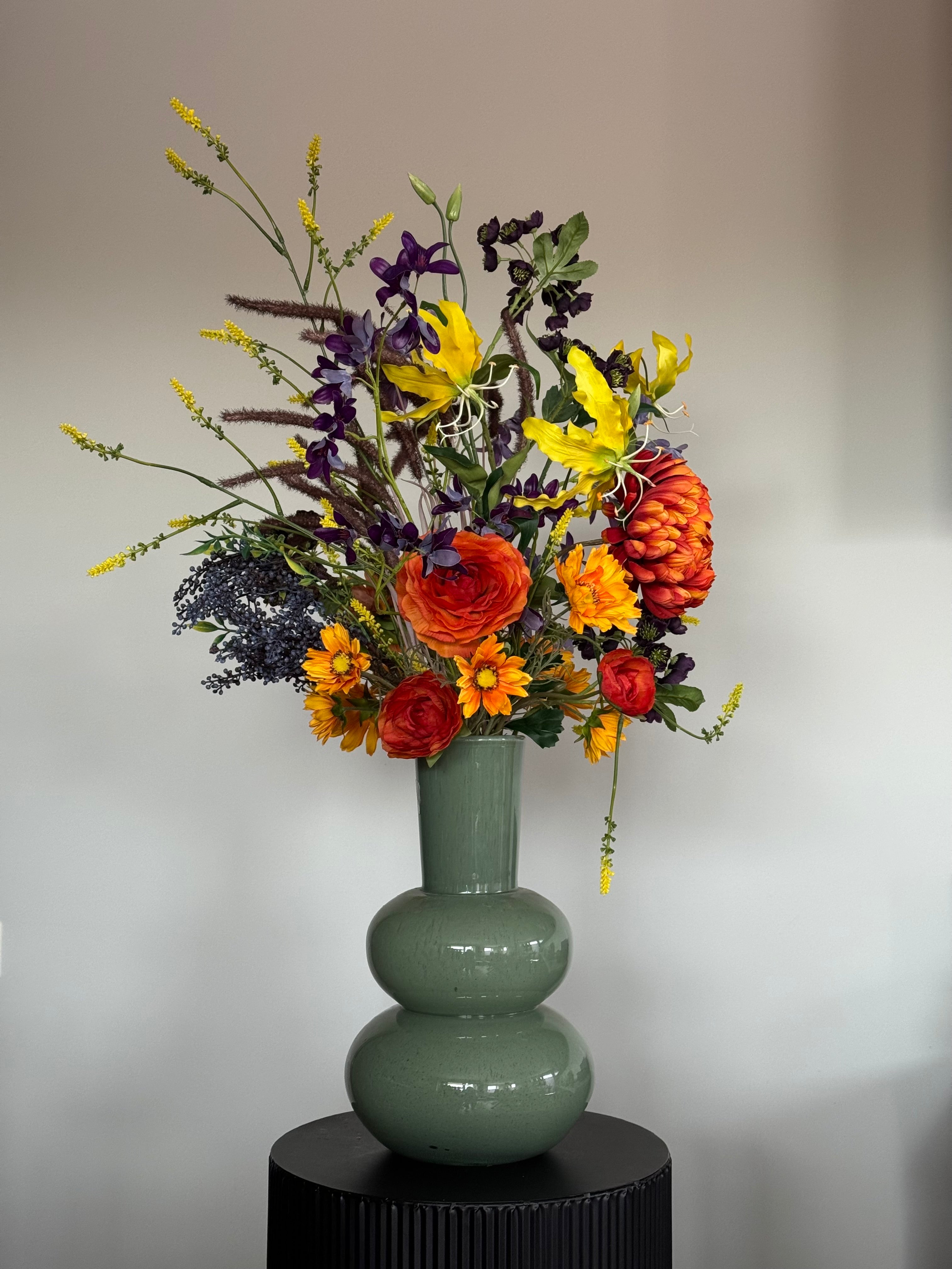 Kunstbloemen boeket bont boeket geel, paars, oranje zijden boeket in grote vaas