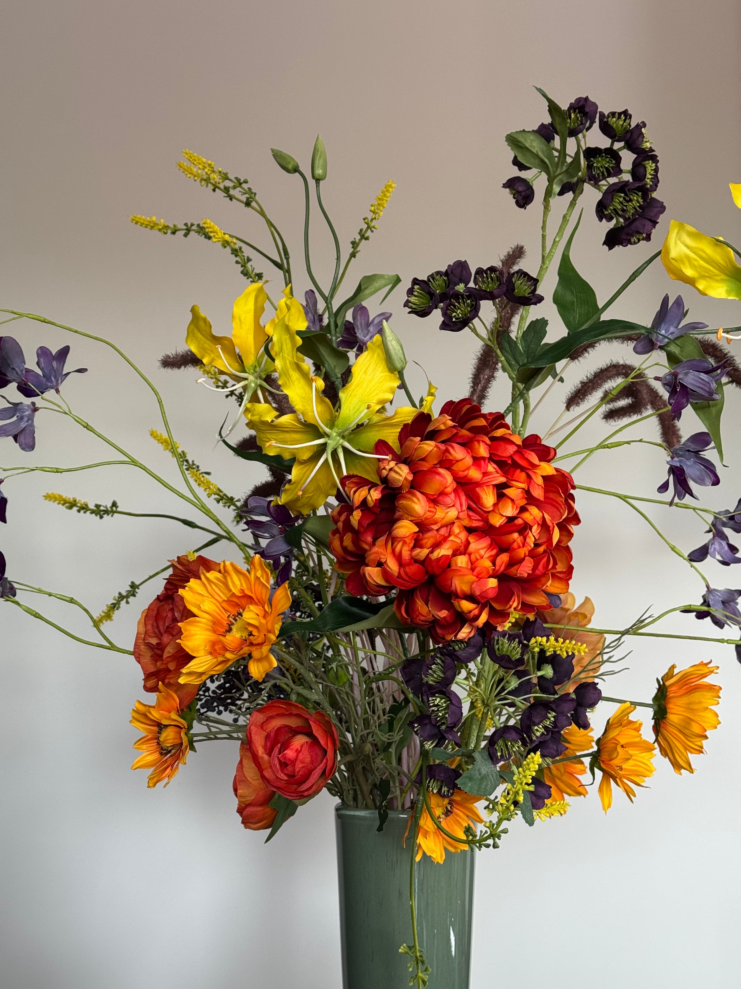 Kunstbloemen boeket bont boeket geel, paars, oranje zijden boeket in grote vaas close up