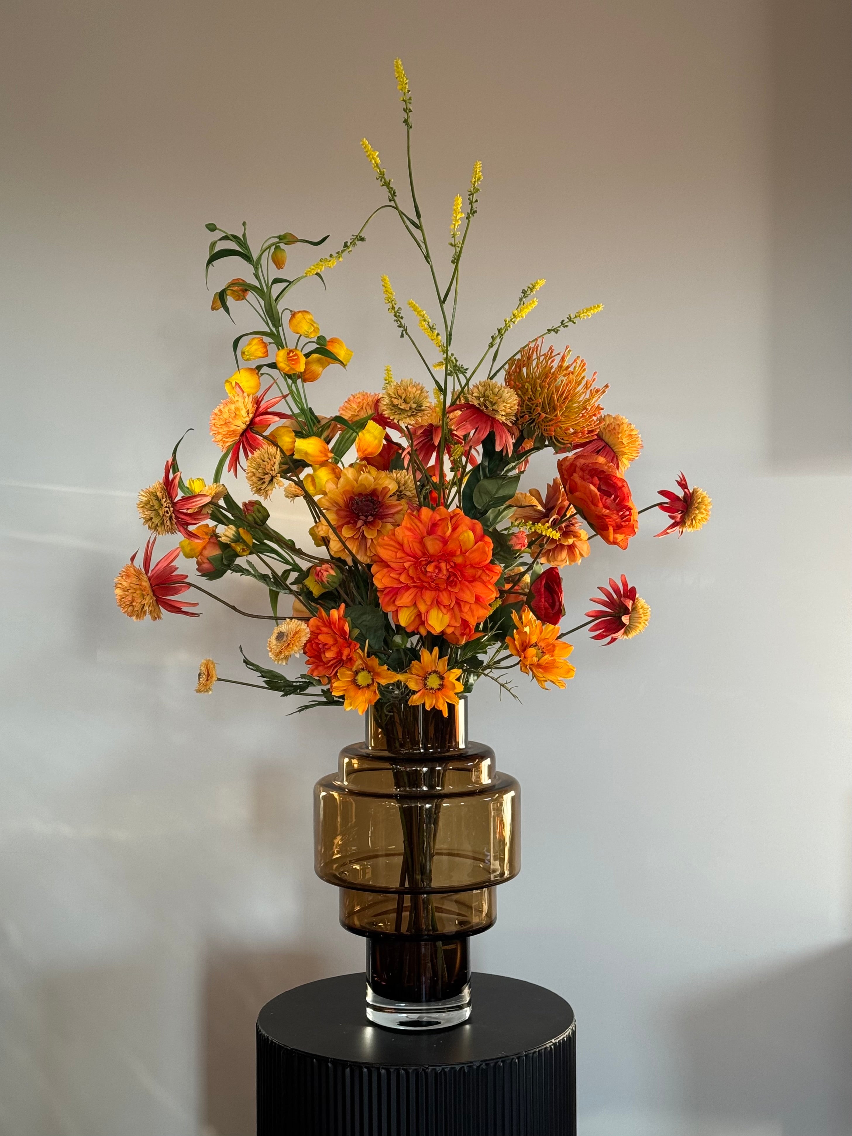 Oranje zijden boeket groot in bruine vaas