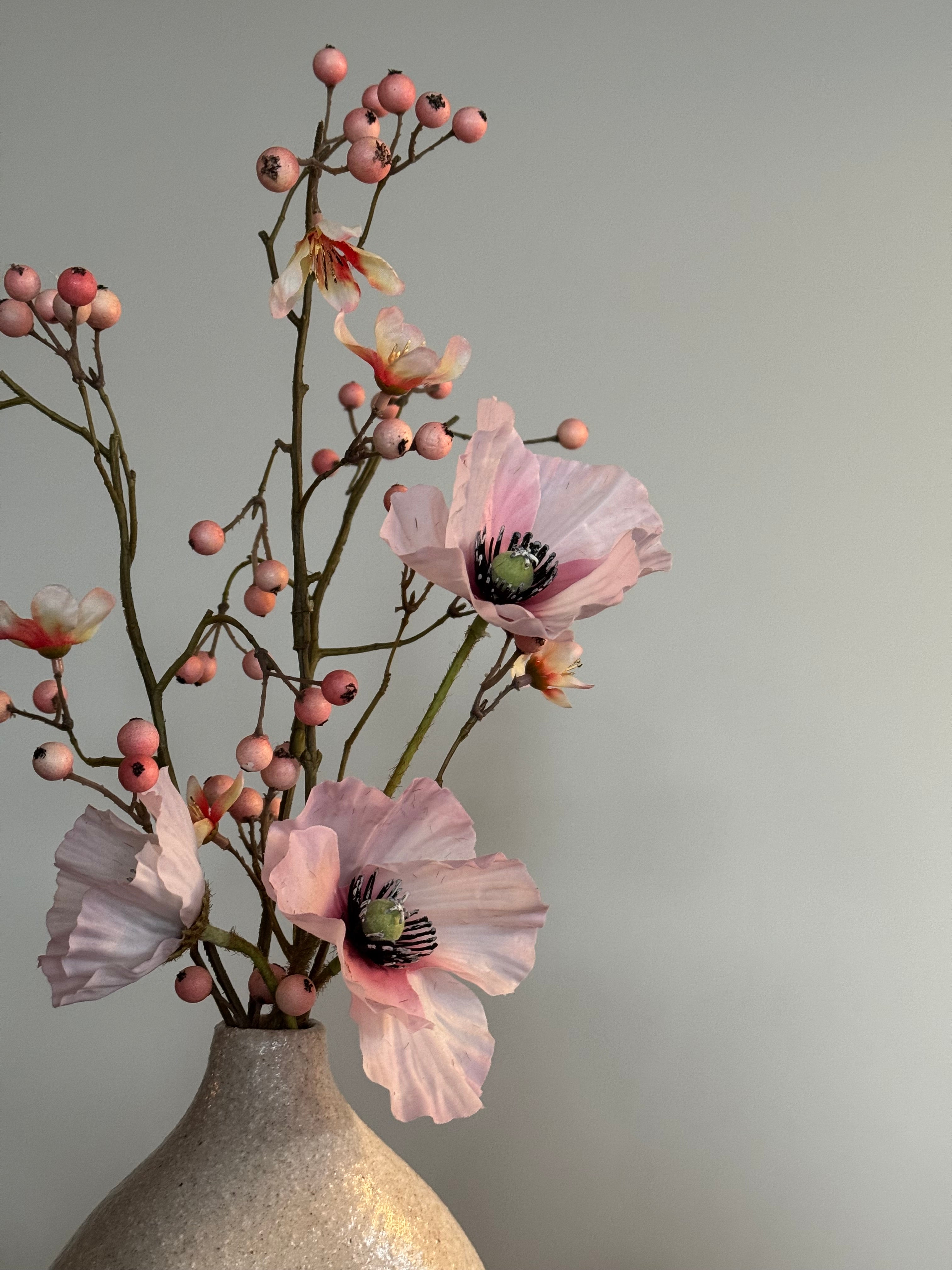 WC decoratie set met besjestak en real touch bloemen close up