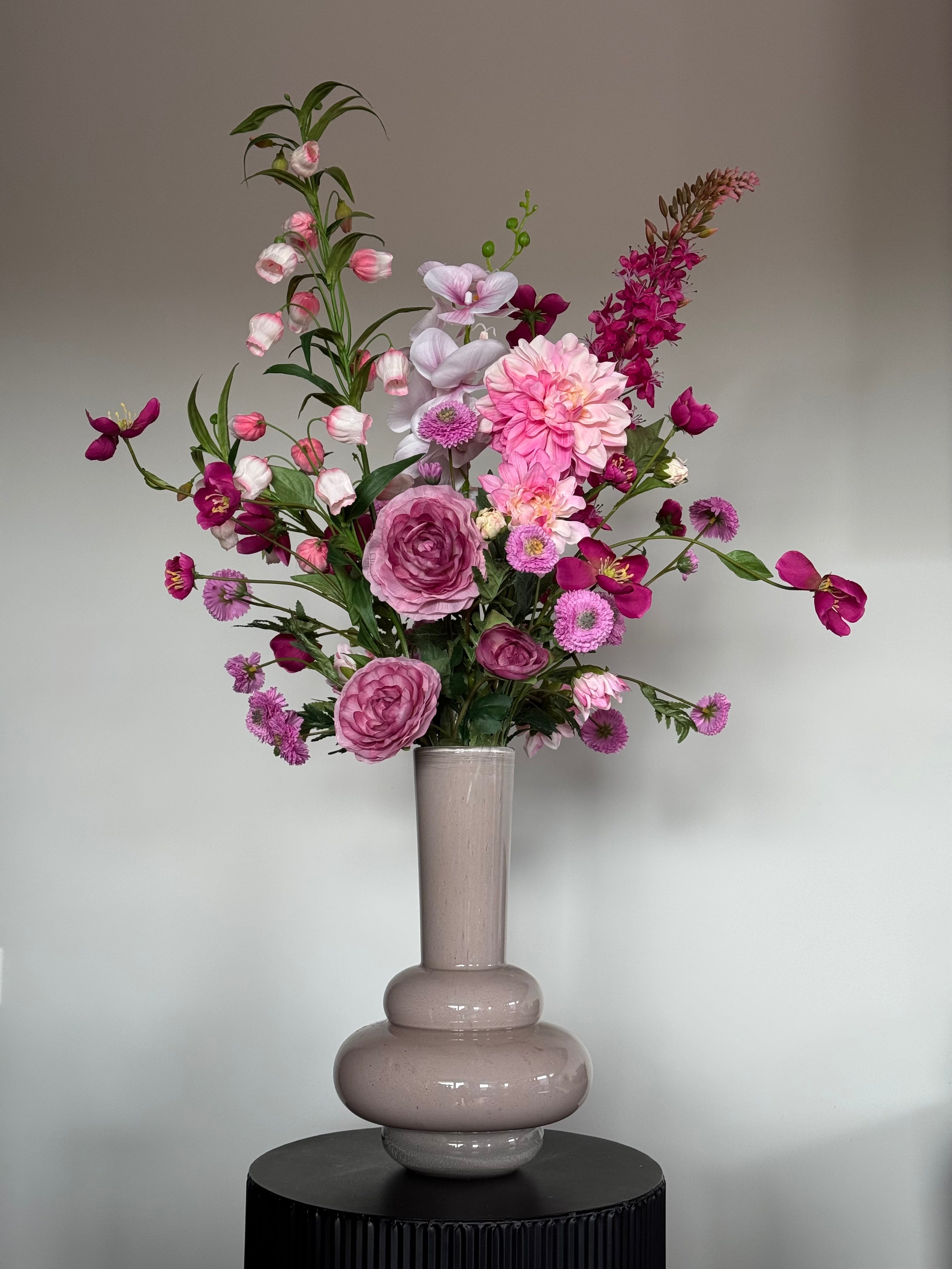 Zijden bloemen boeket roze silk ka ranonkels in creme vaas 2