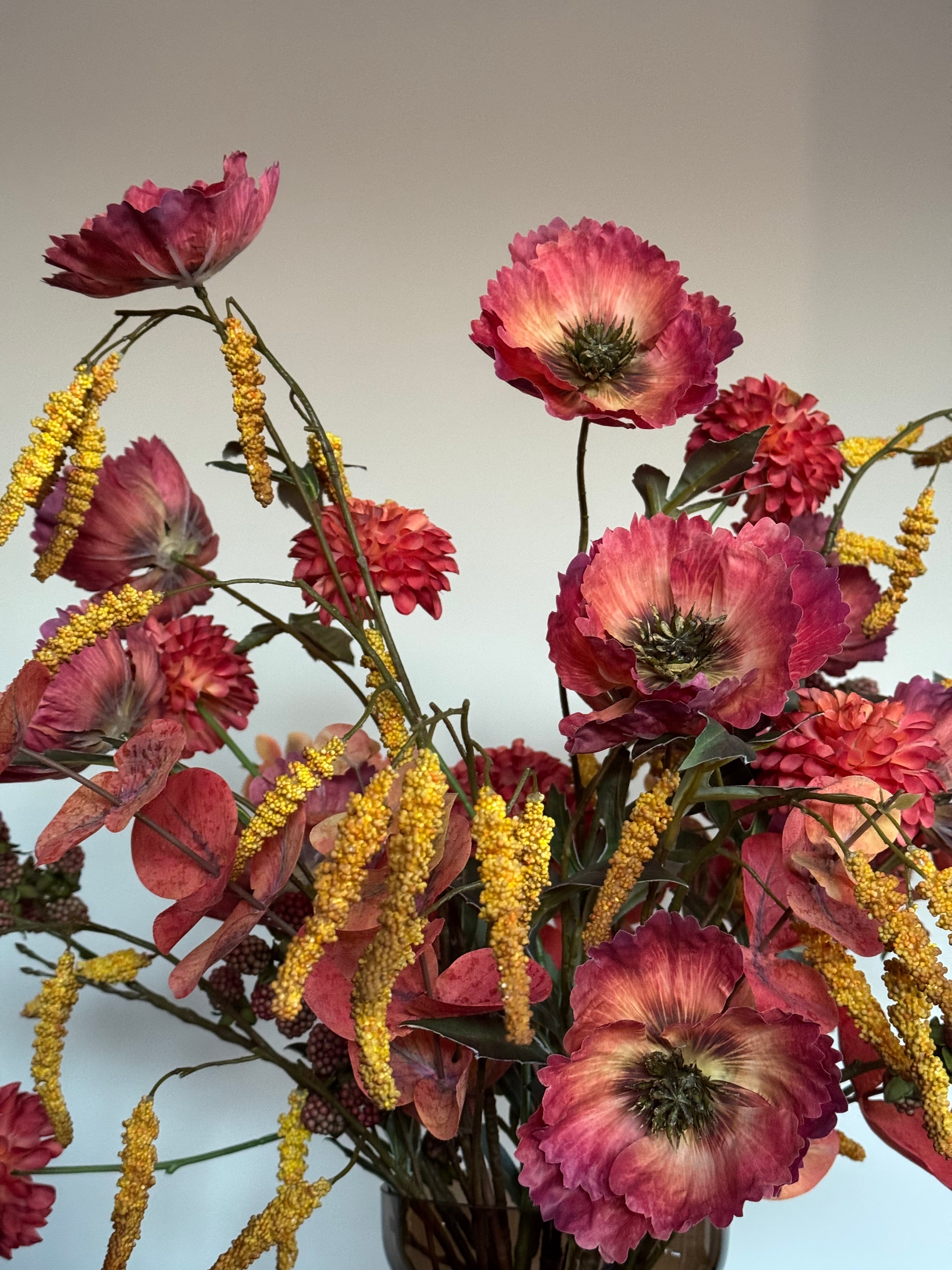 Zijden bloemen warme tinten close up