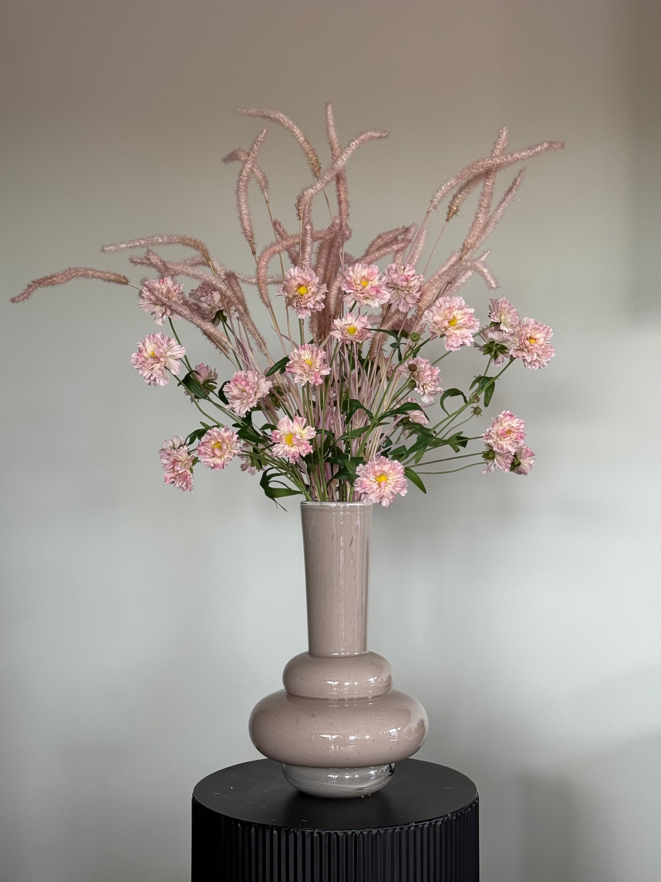 Zijden veldboeket roze, kunstboeket in mondgeblazen vaas grastakken silk ka korenbloem 2