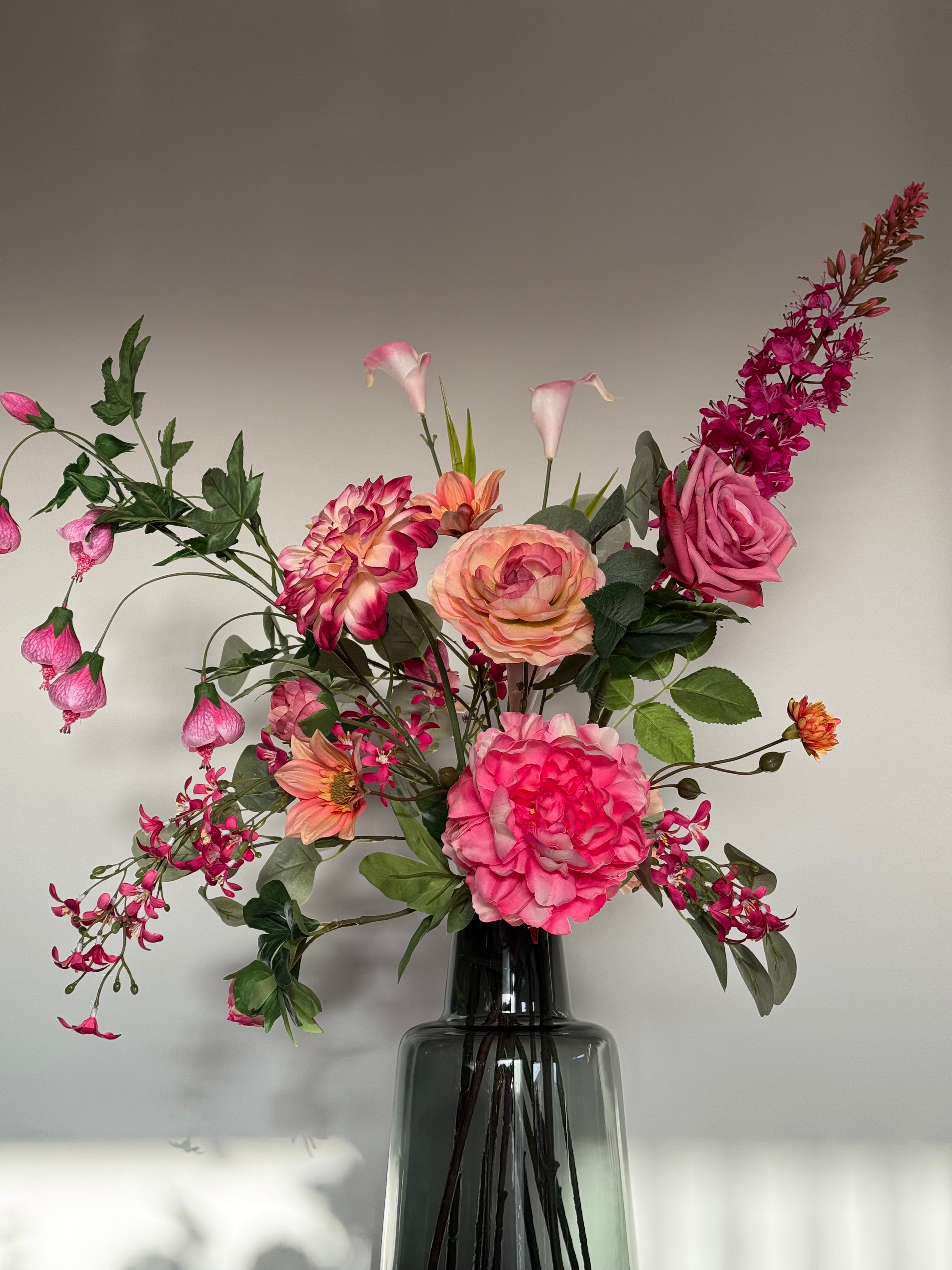 artistiek boeket roze met silk ka zijden bloemen close up