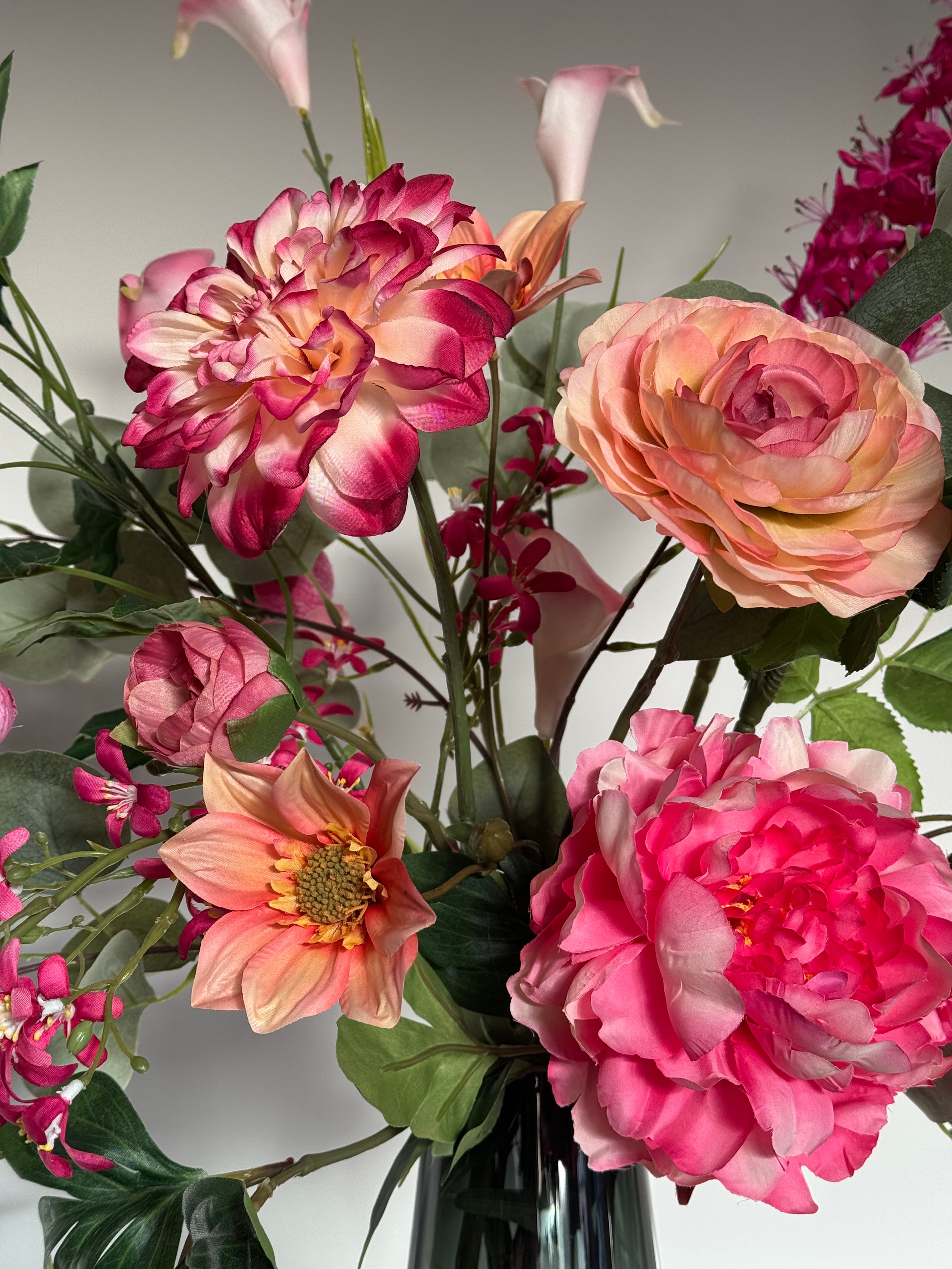 artistiek boeket roze met silk ka zijden bloemen close up