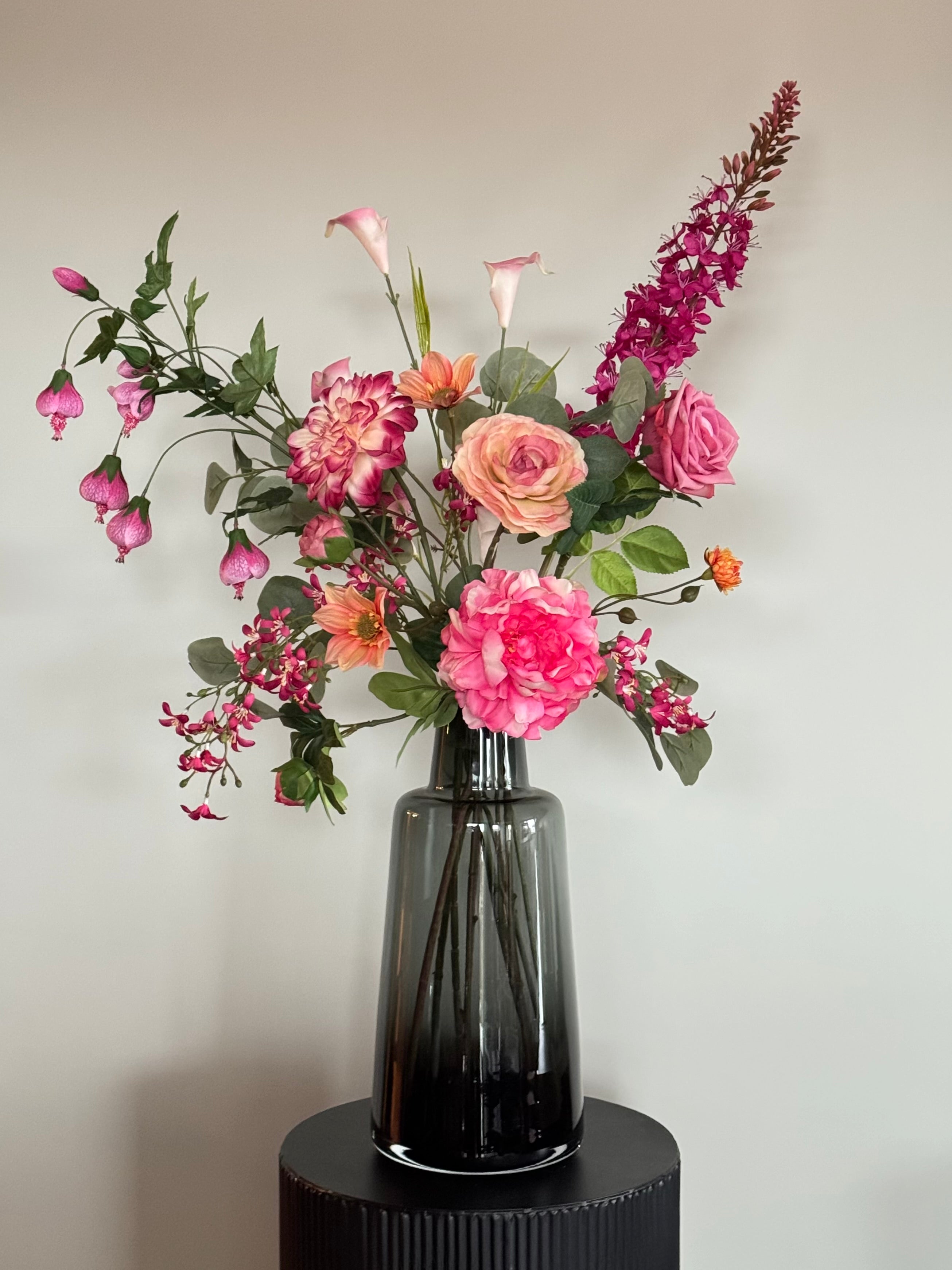 artistiek boeket roze met silk ka zijden bloemen in vaas