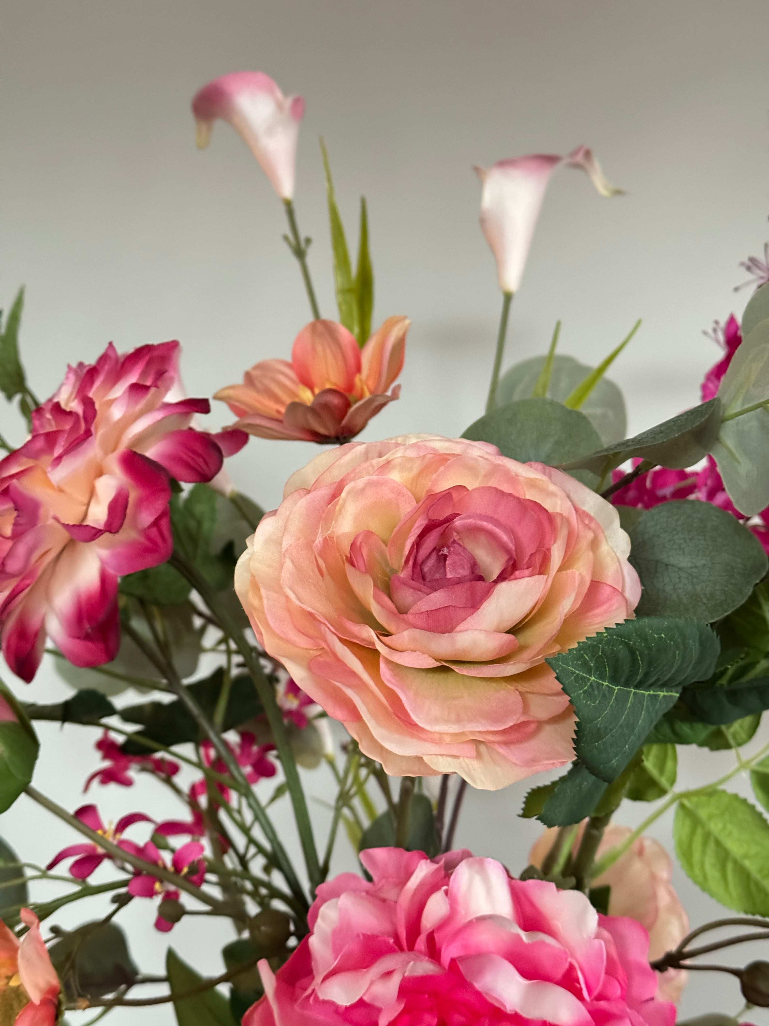 artistiek boeket roze met silk ka zijden bloemen in vaas ranonkel