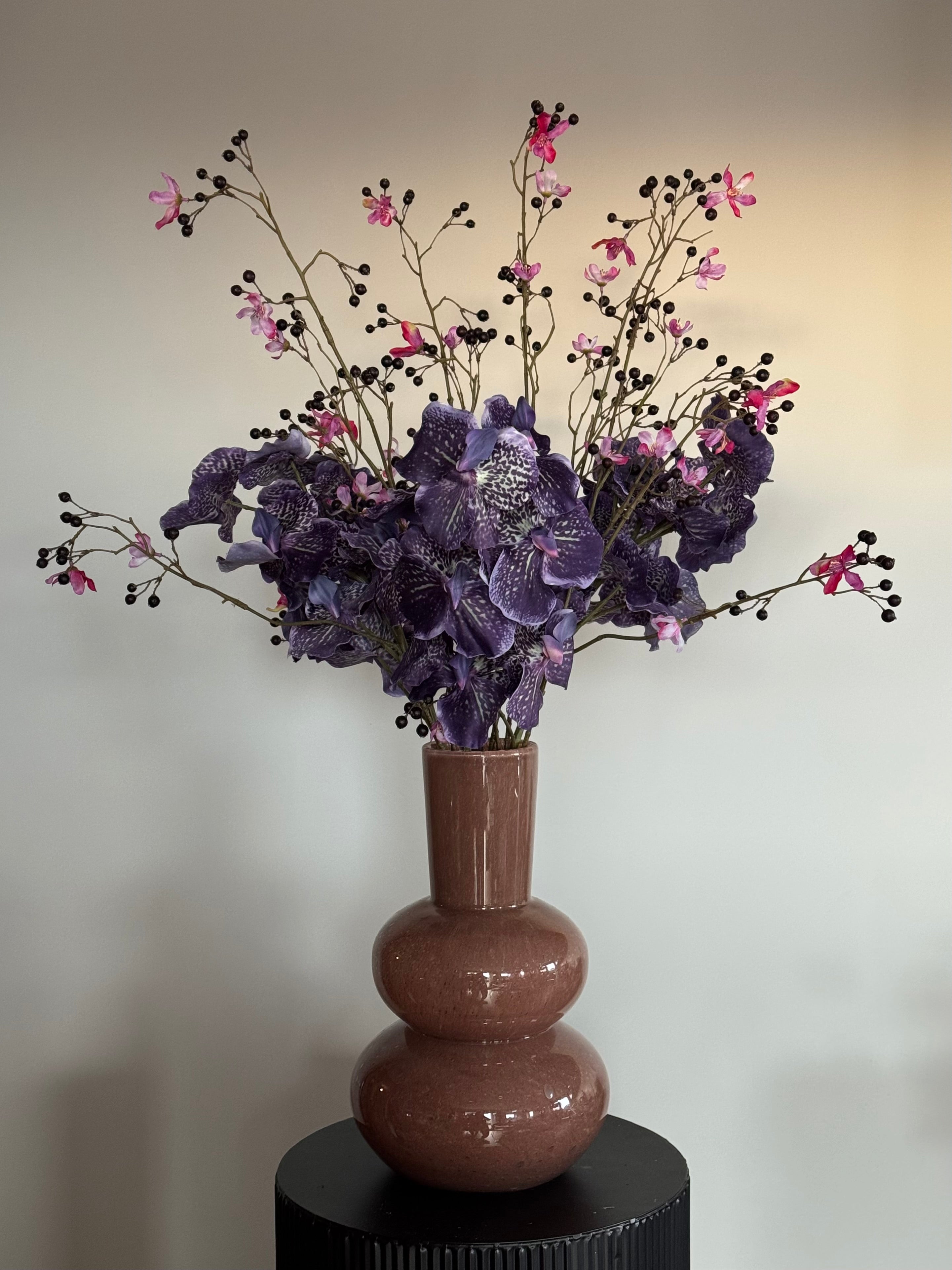 artistiek kunstboeket orchidee paars bessensap roze