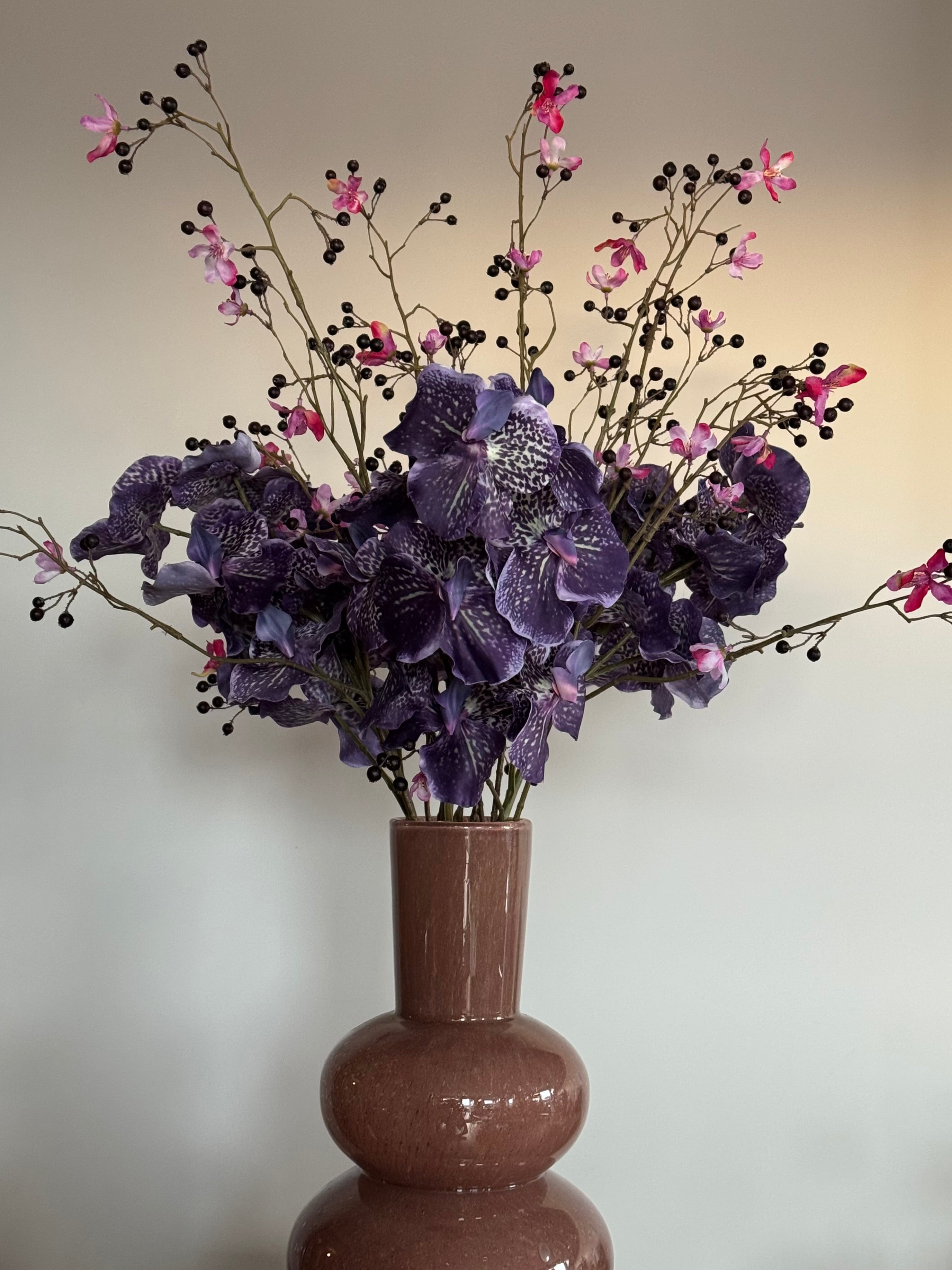 artistiek kunstboeket orchidee paars bessensap roze close up