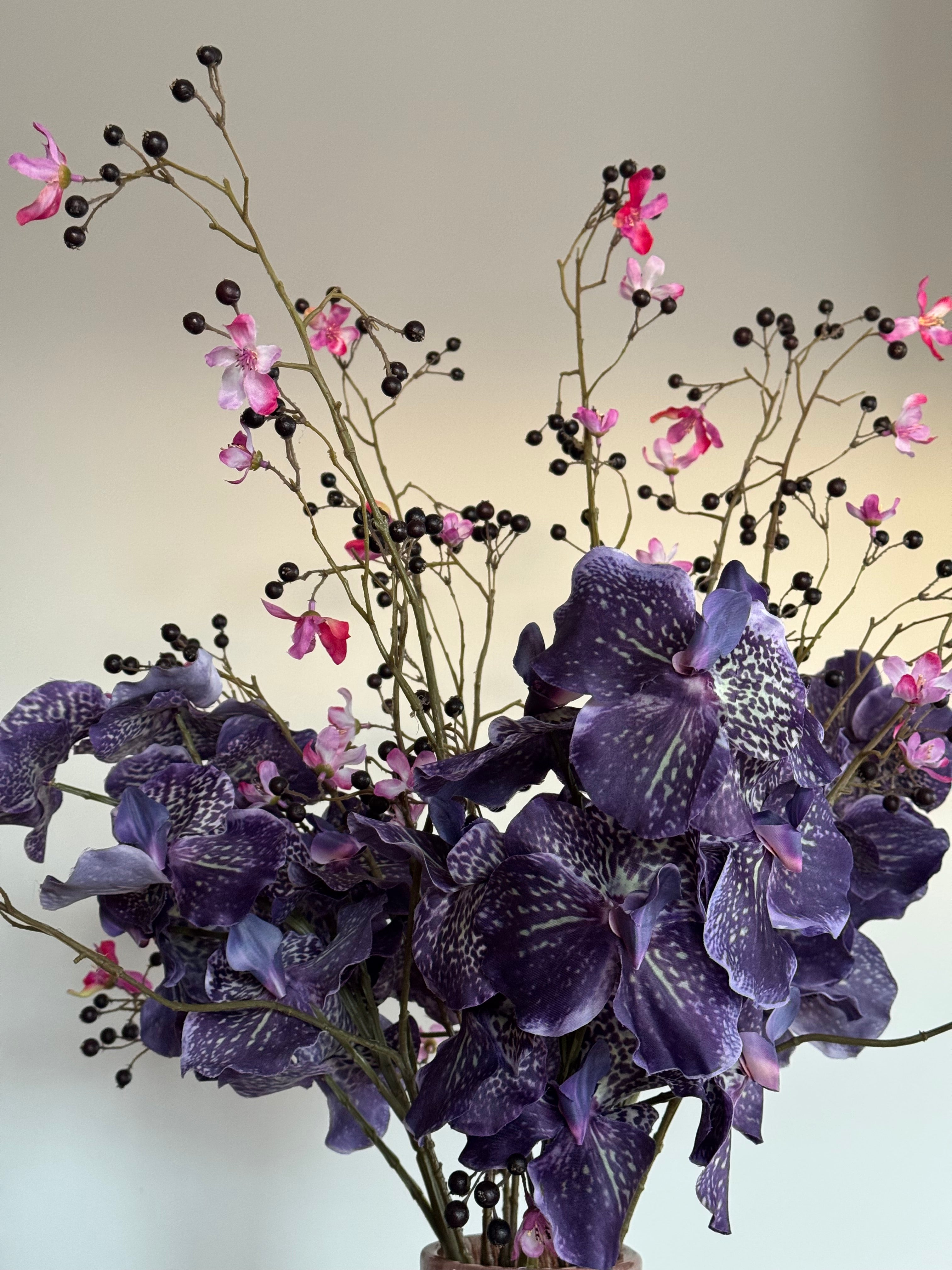 artistiek kunstboeket orchidee paars bessensap roze close up 2