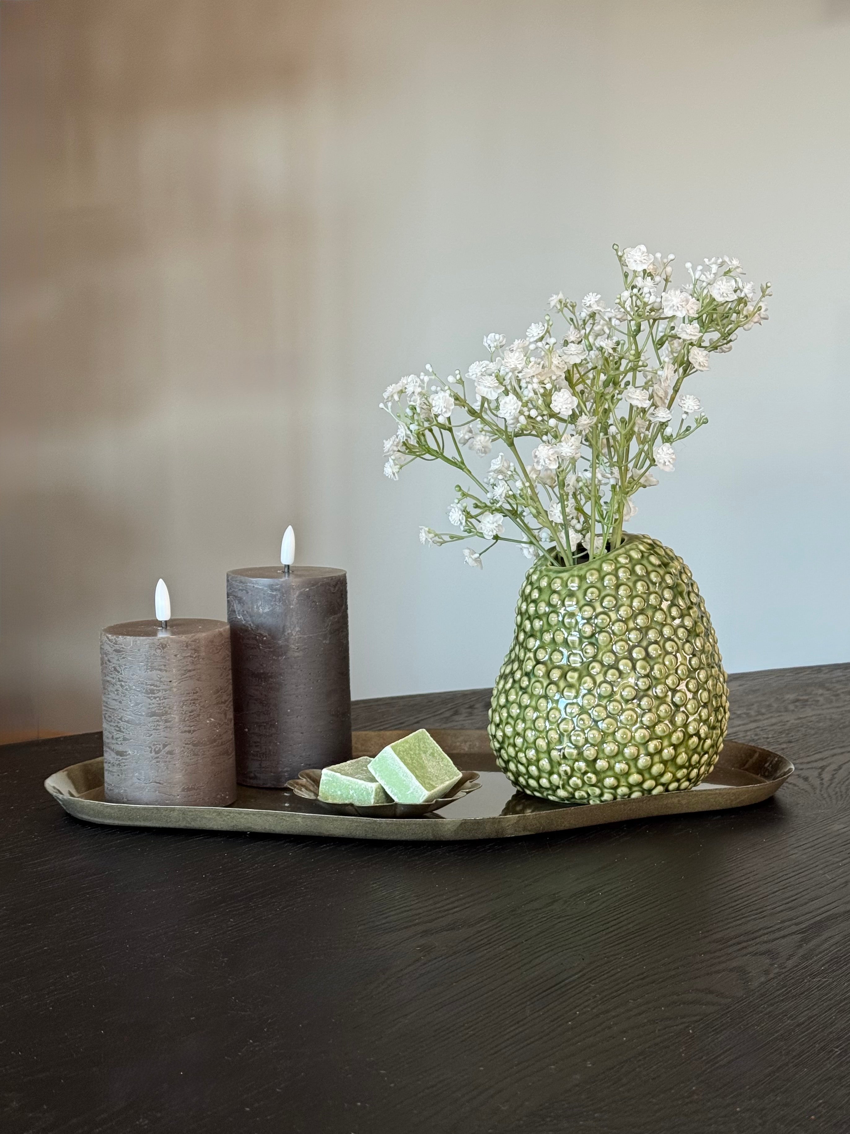 Compleet groene tafelset met augurk vaas, gipskruid, amberblokjes en led kaarsen. 