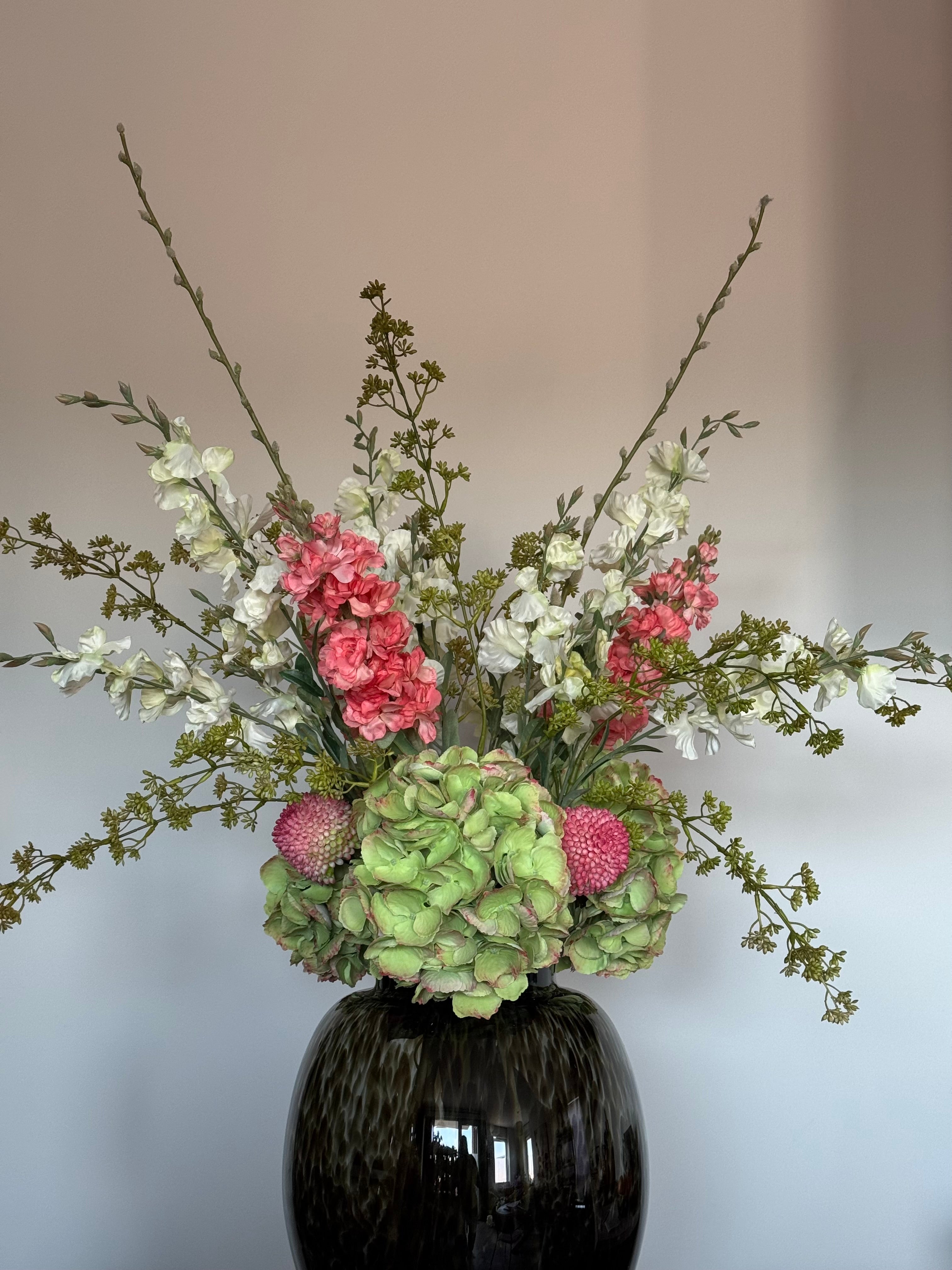 Detail van de unieke mondgeblazen zwarte cheetah designvaas die bij het zijden boeket Blush & Bloom wordt geleverd.